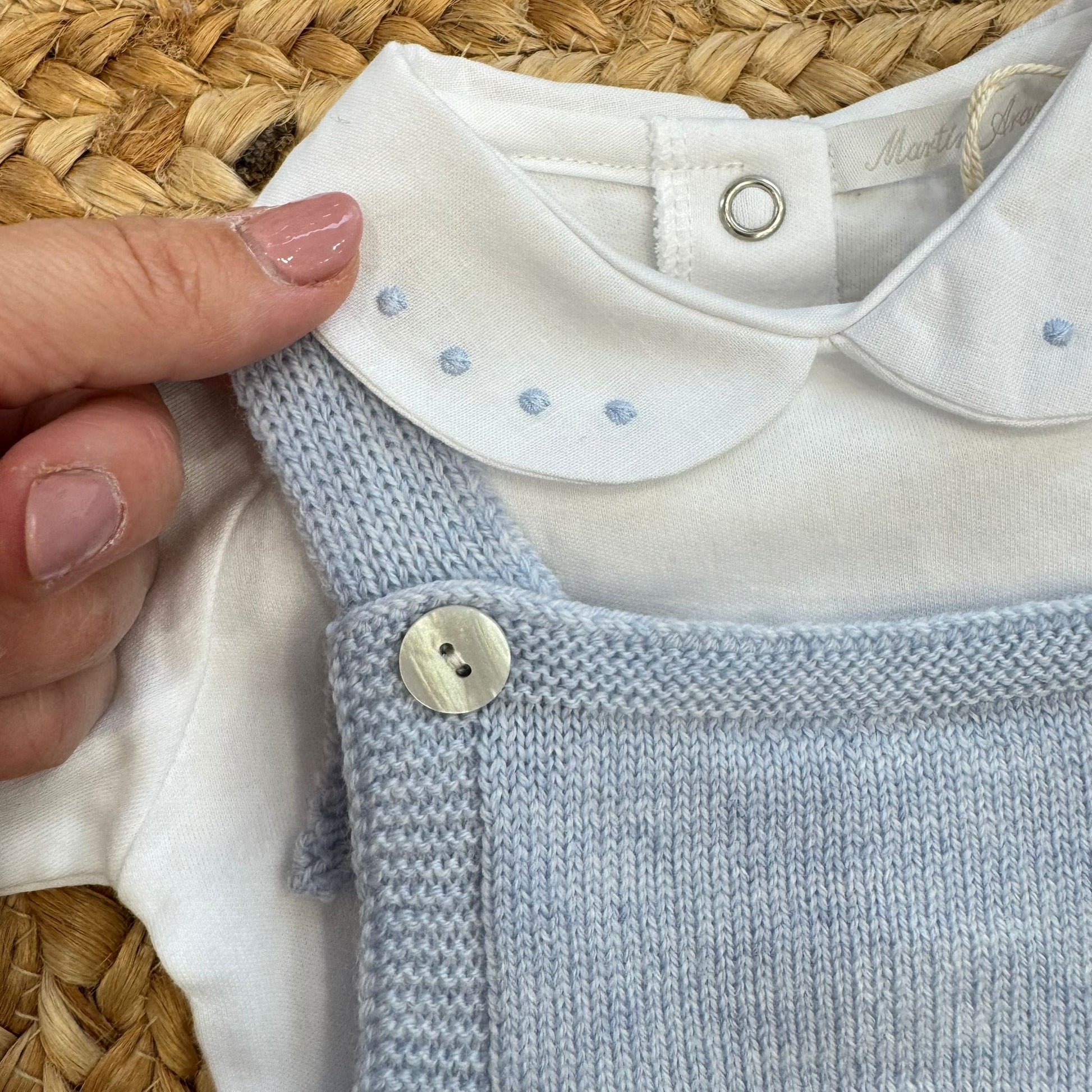 dettaglio colletto ricamato body neonato