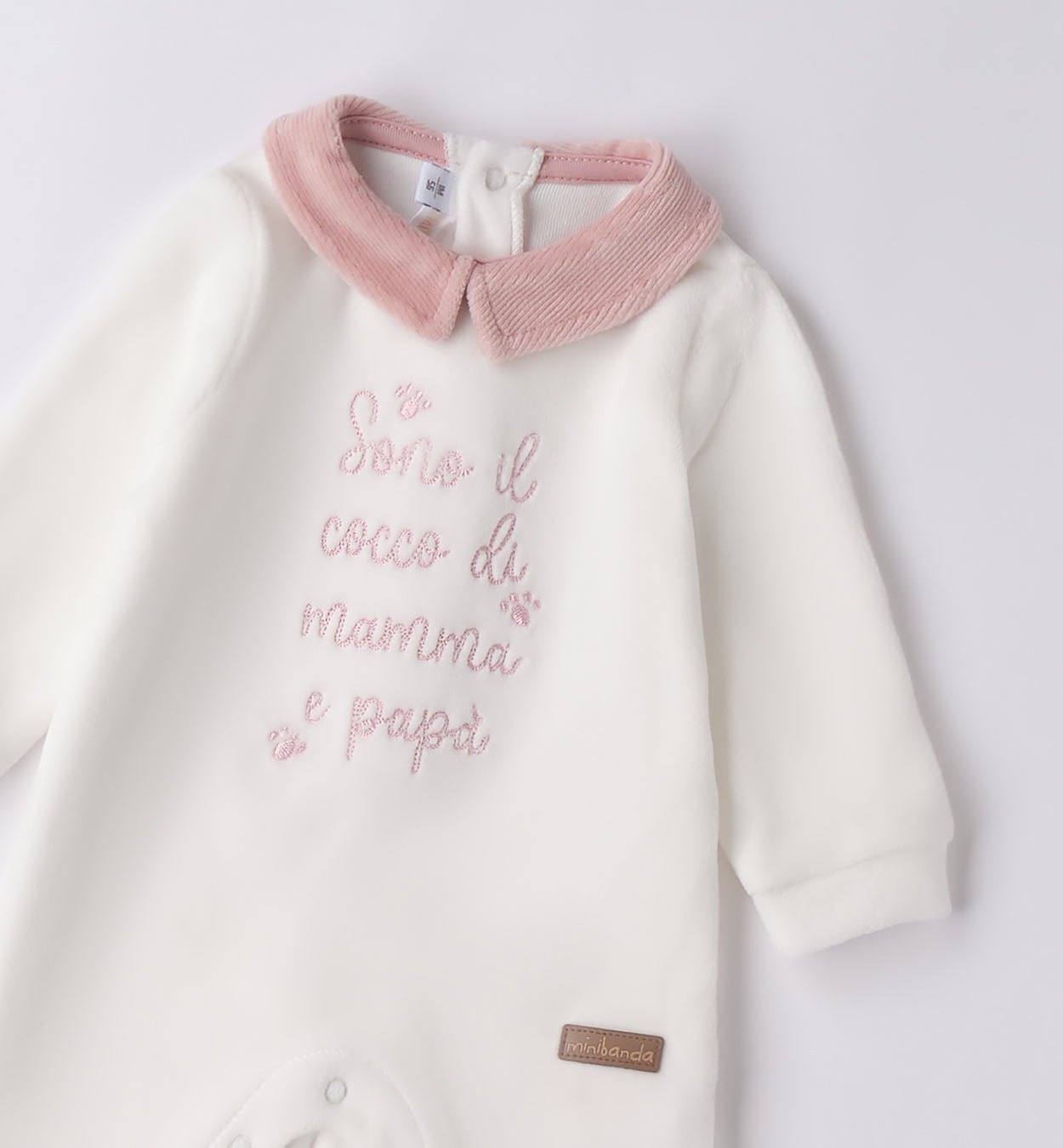 dettaglio colletto rosa velluto e ricamo "Sono il cocco di mamma e papà"