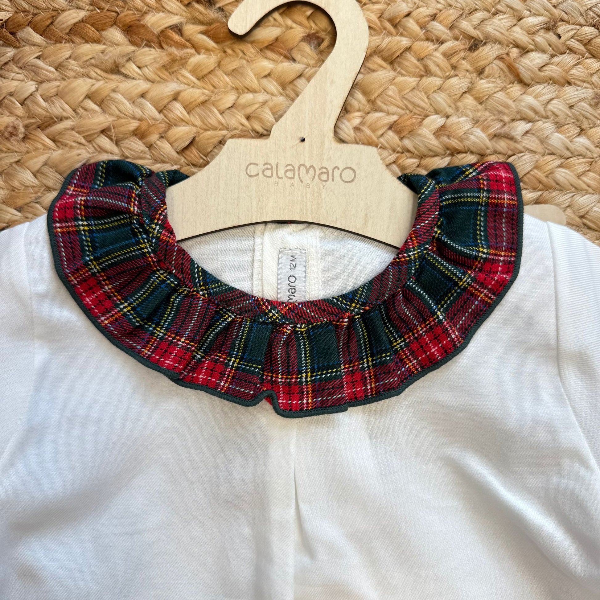 dettaglio colletto scozzese su blusa bianca natale