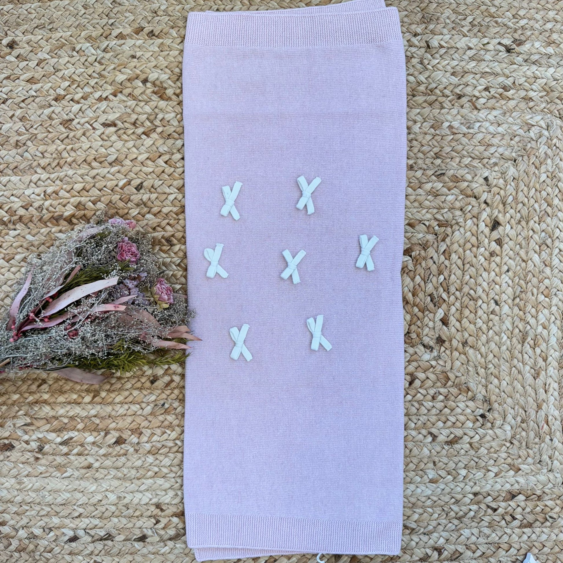 dettaglio copertina rosa con fiocchi applicati a mano