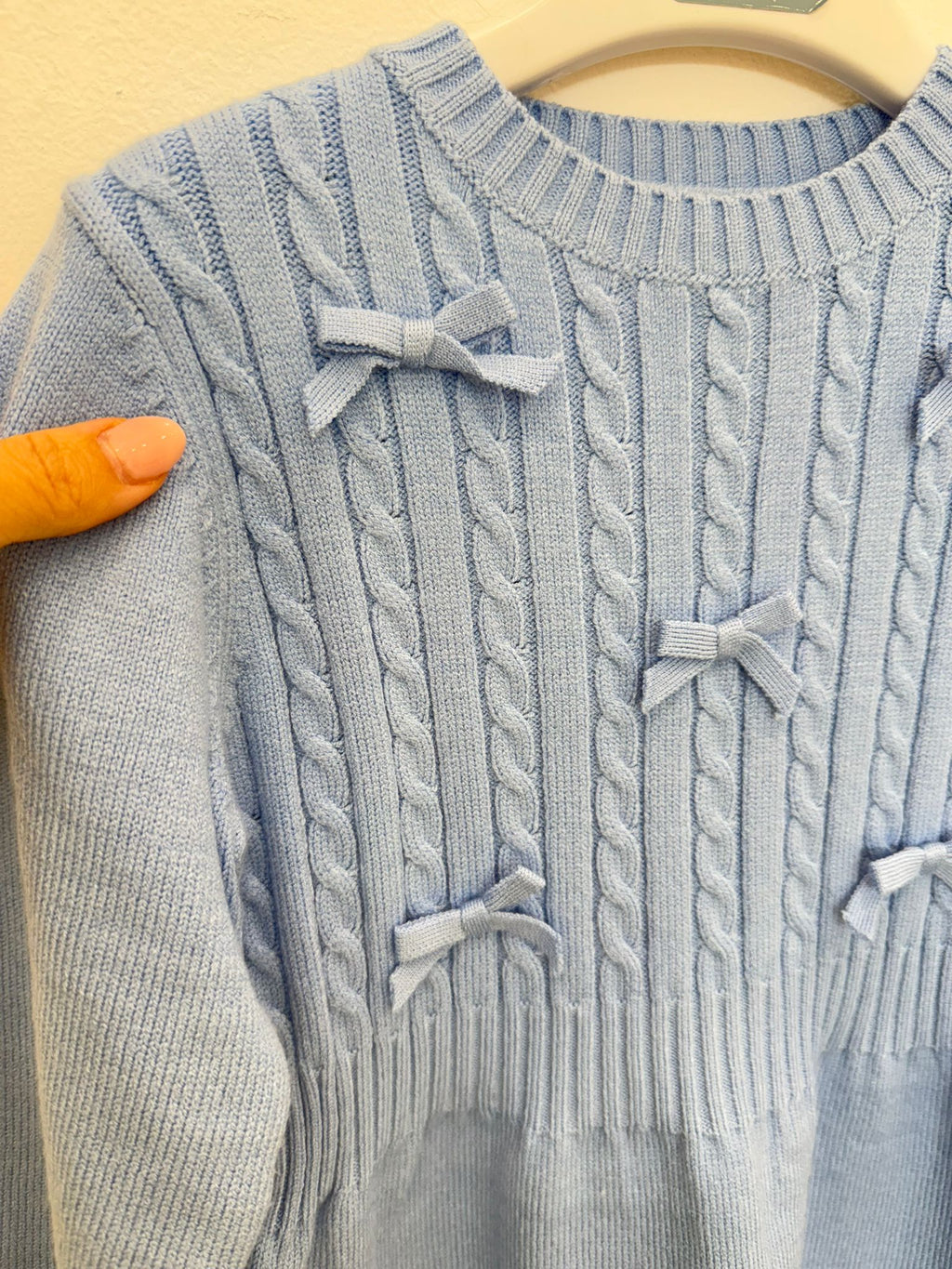 dettaglio corpetto abito bambina con trecce e fiocchetti