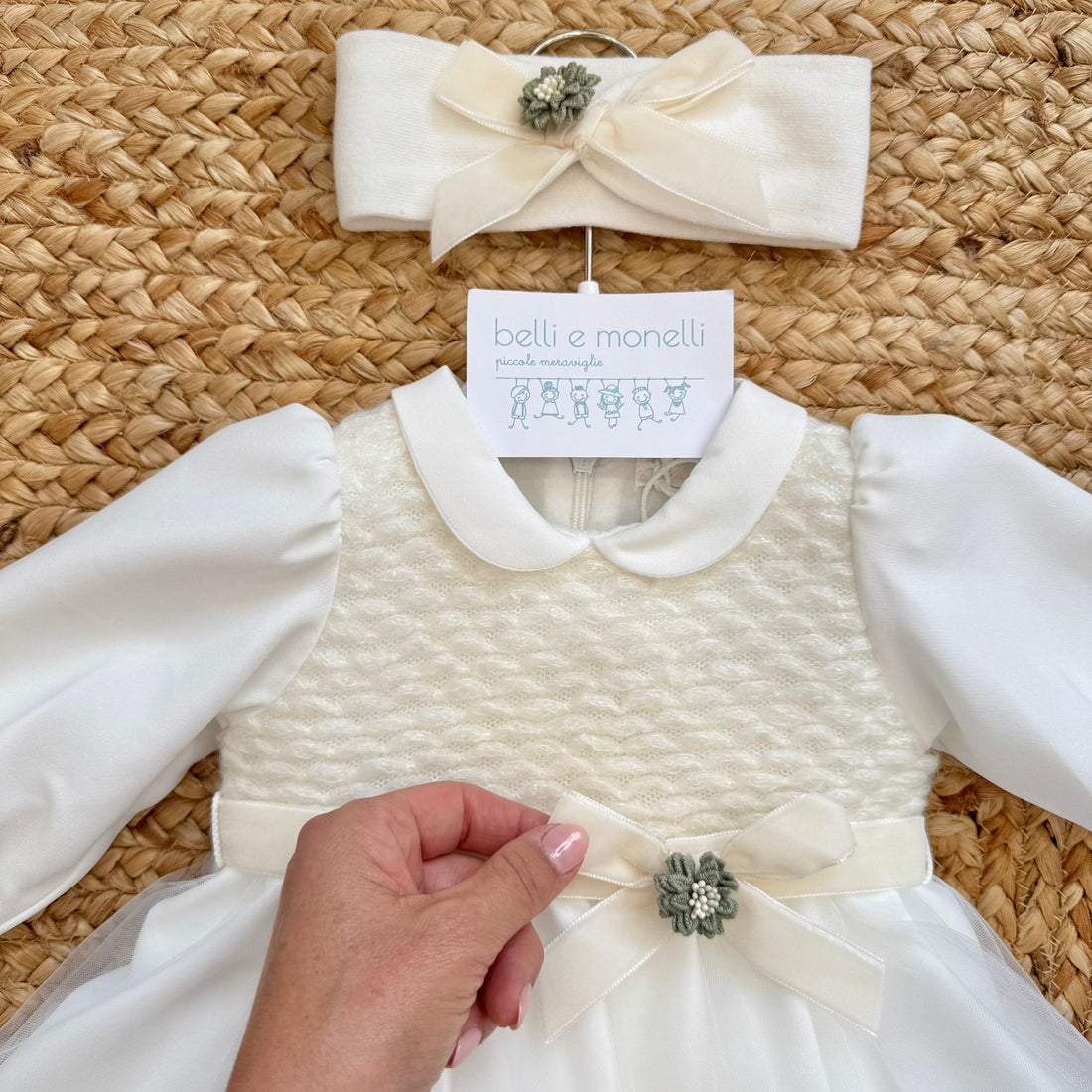 abito battesimo bambina panna con fiocco tortora e fiore verde salvia