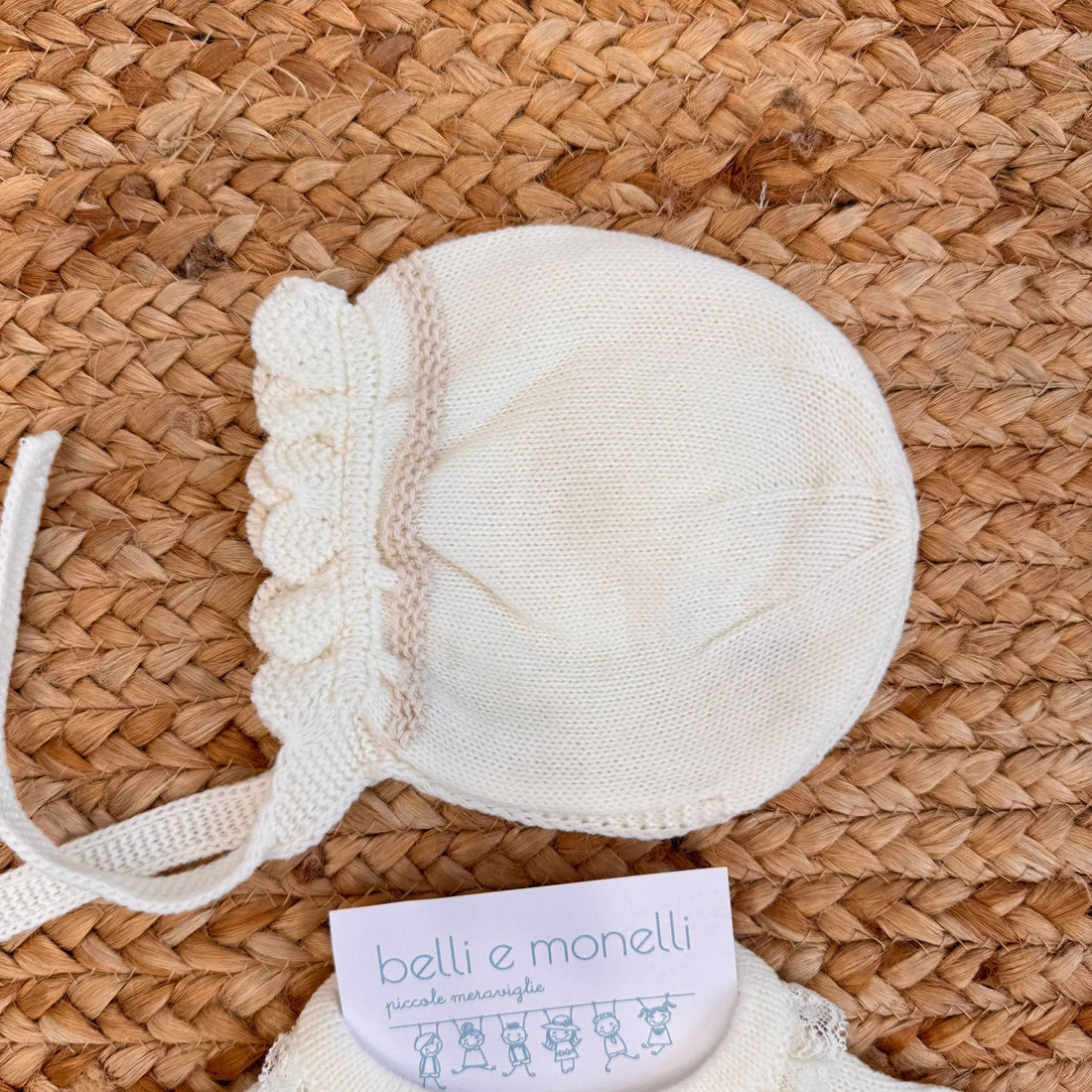 Coordinato panna per neonata con cuffietta, fiocco e pantalone con piedini – Maglia elegante con dettagli beige"