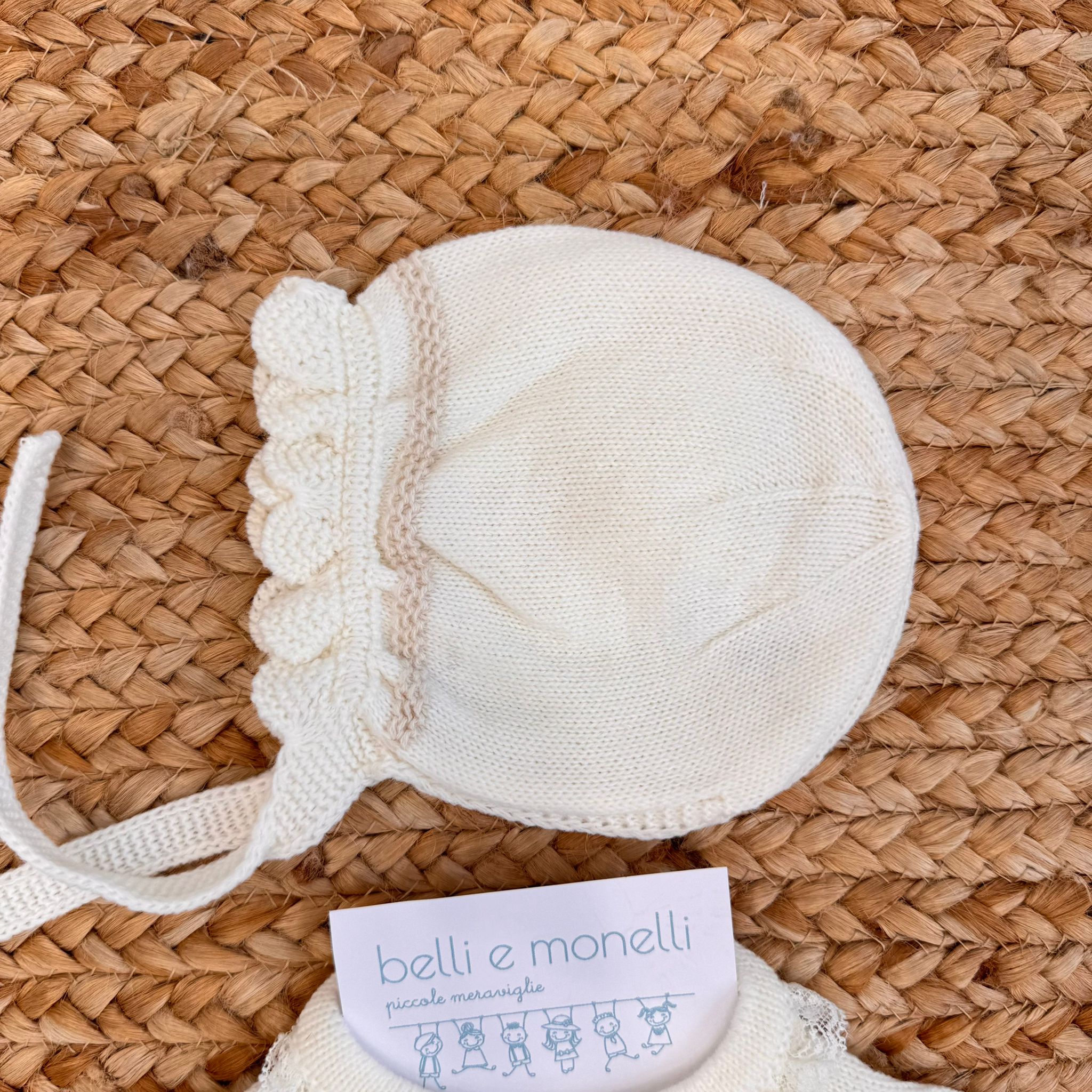 Coordinato panna per neonata con cuffietta, fiocco e pantalone con piedini – Maglia elegante con dettagli beige"