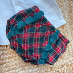 dettaglio culotte scozzese con pompon verdi