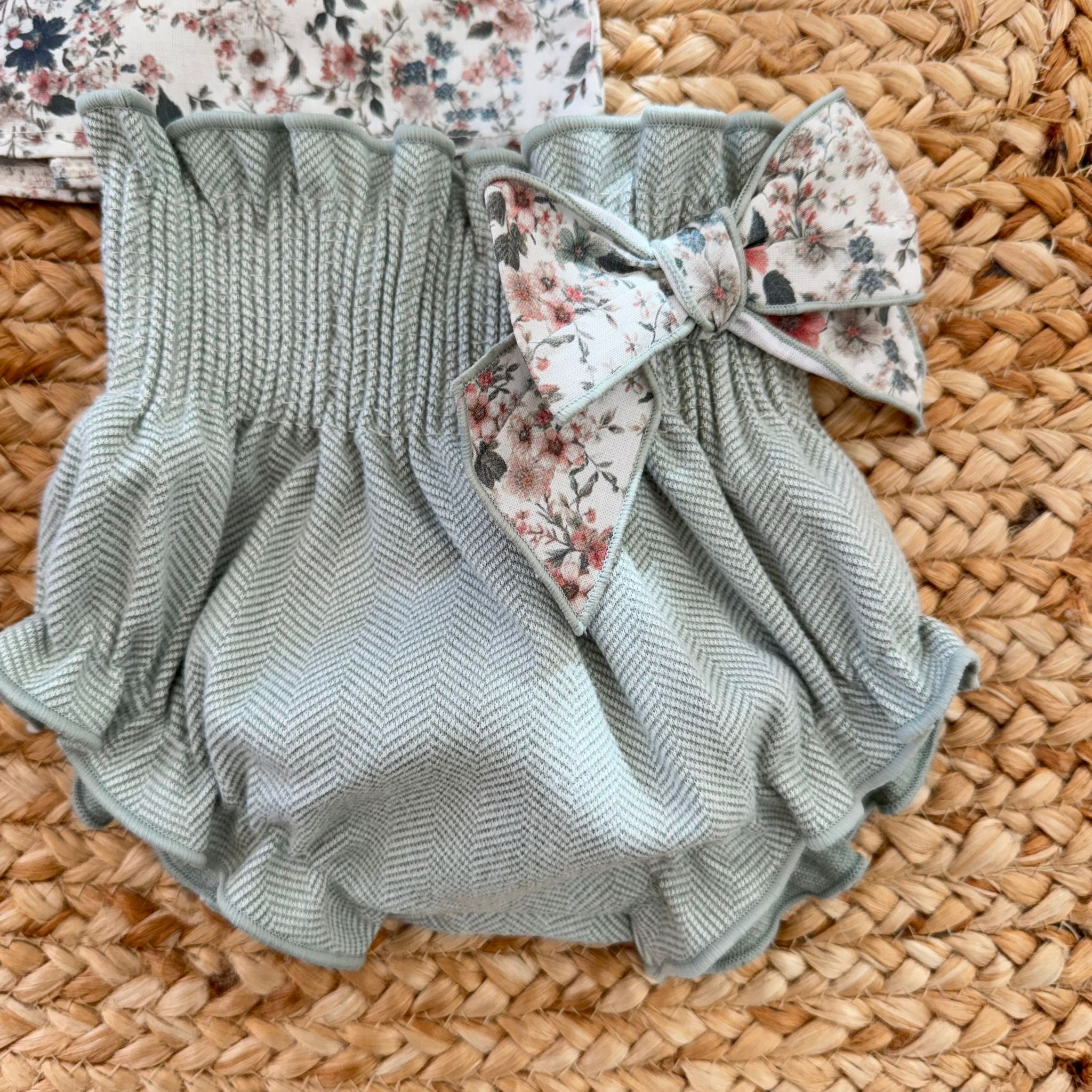 dettaglio culotte verde salvia con fiocco floreale
