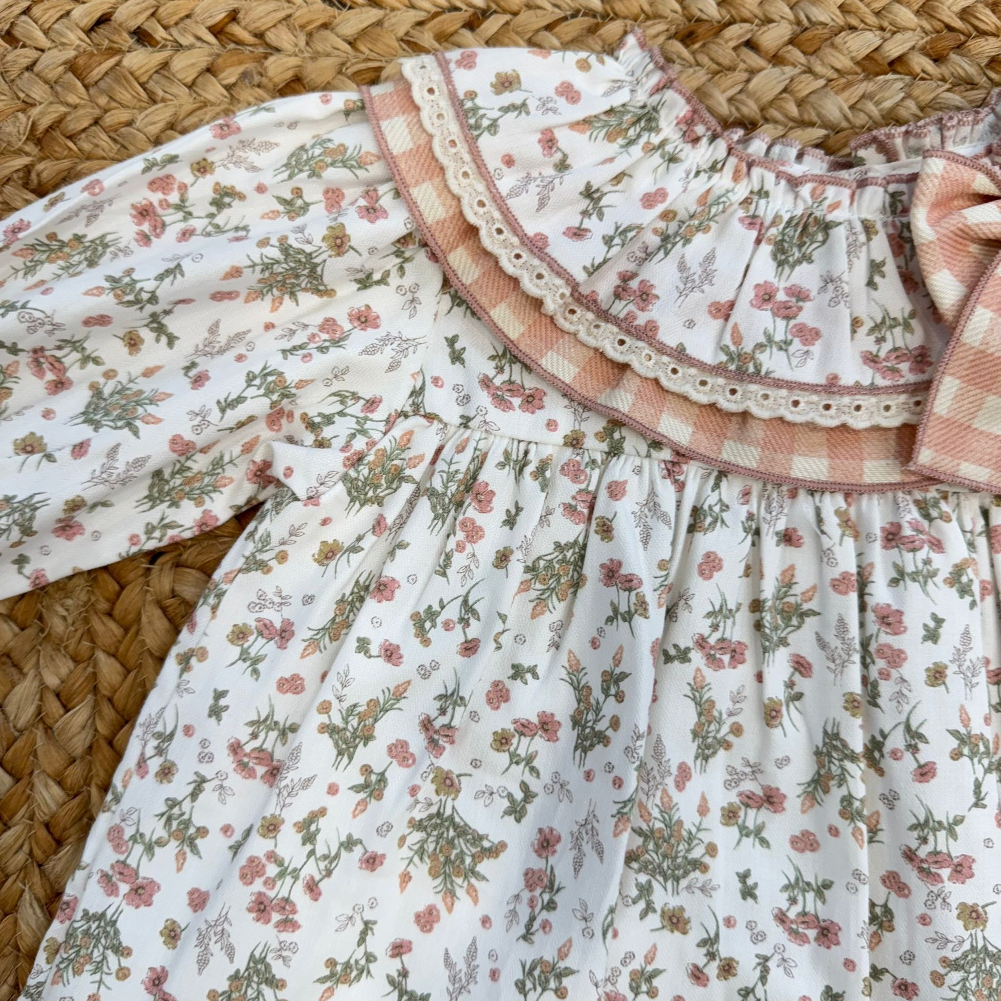 dettaglio fantasia floreale abitino bambina