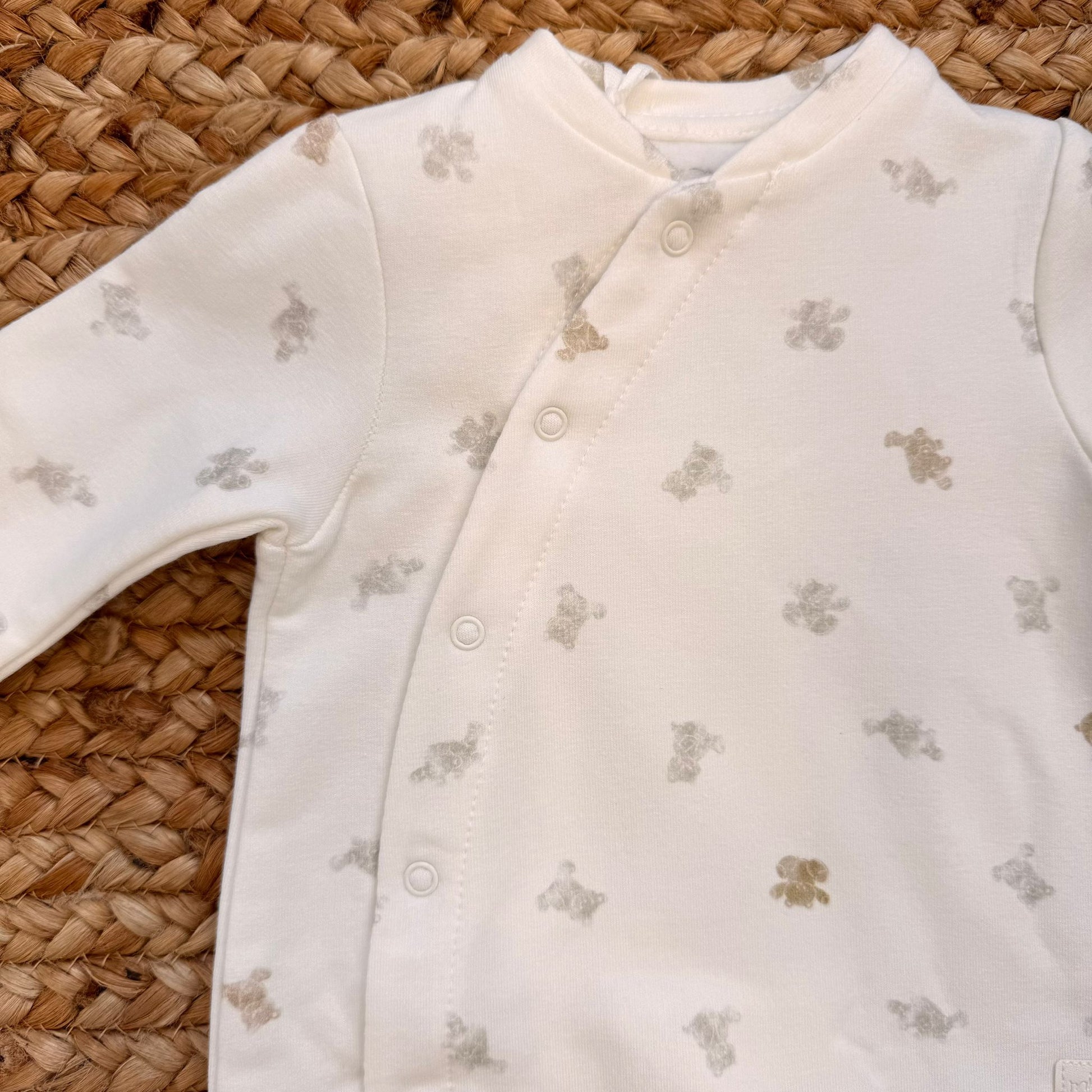 dettaglio fantasia orsetti su tutina caldo cotone panna
