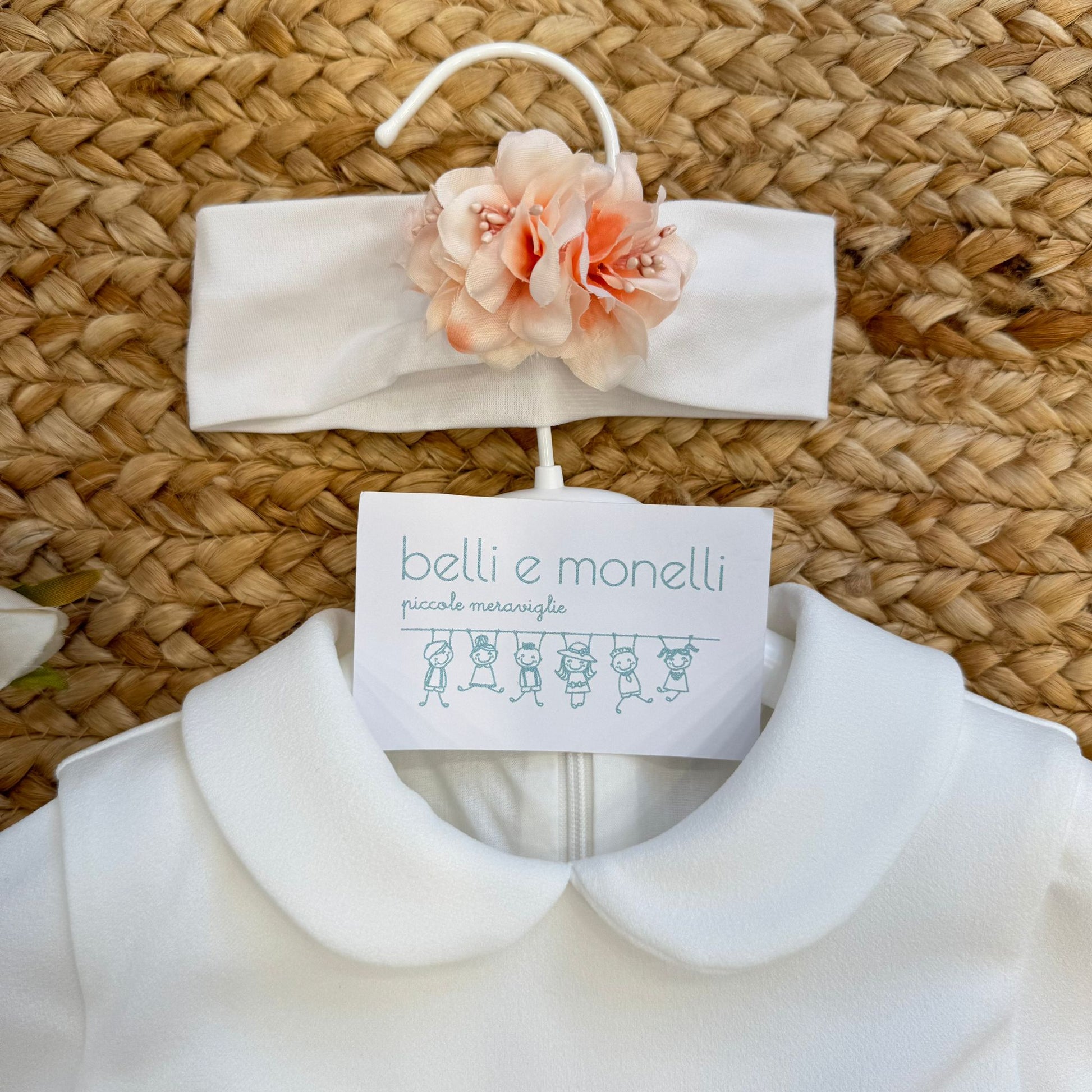 dettaglio fascia battesimo bimba con fiore rosa pesca