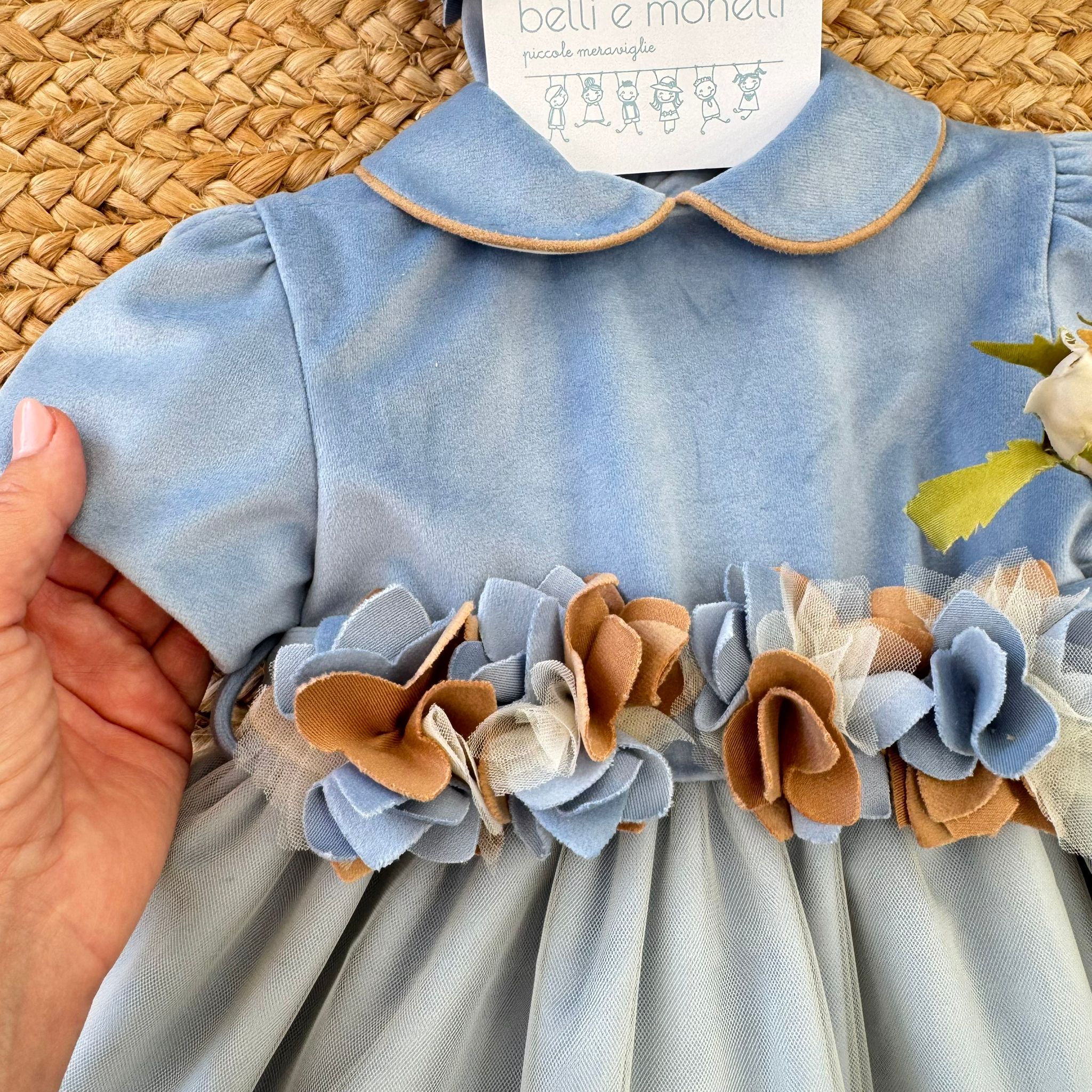 dettaglio fascia floreale in vita beige e celeste