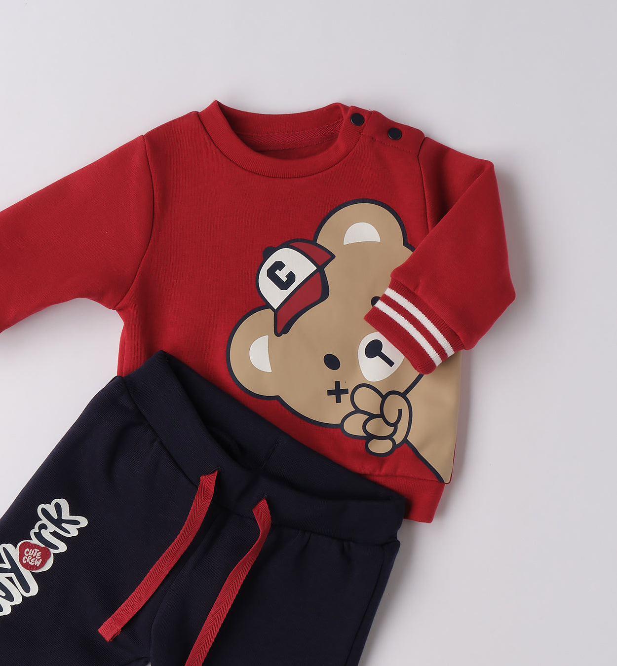 dettaglio felpa rossa con orsetto completo neonato