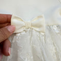 dettaglio fiocco bianco abito battesimo bimba