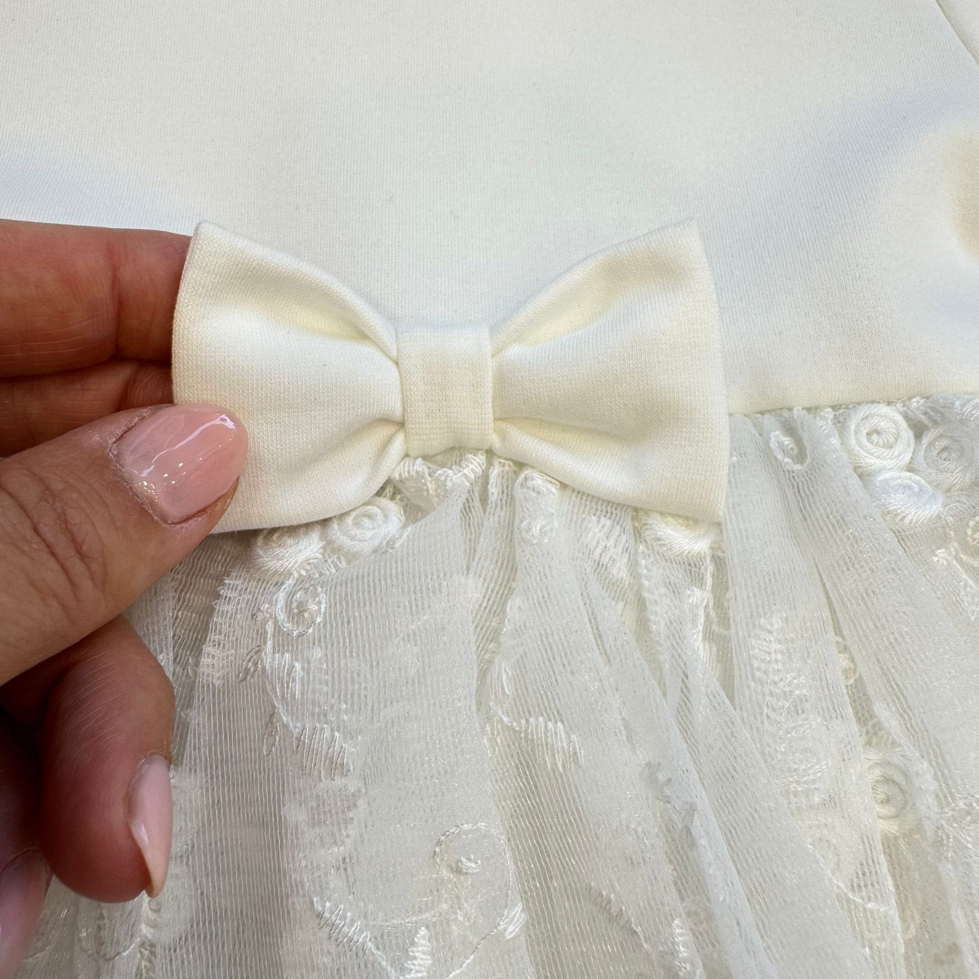 dettaglio fiocco bianco abito battesimo bimba