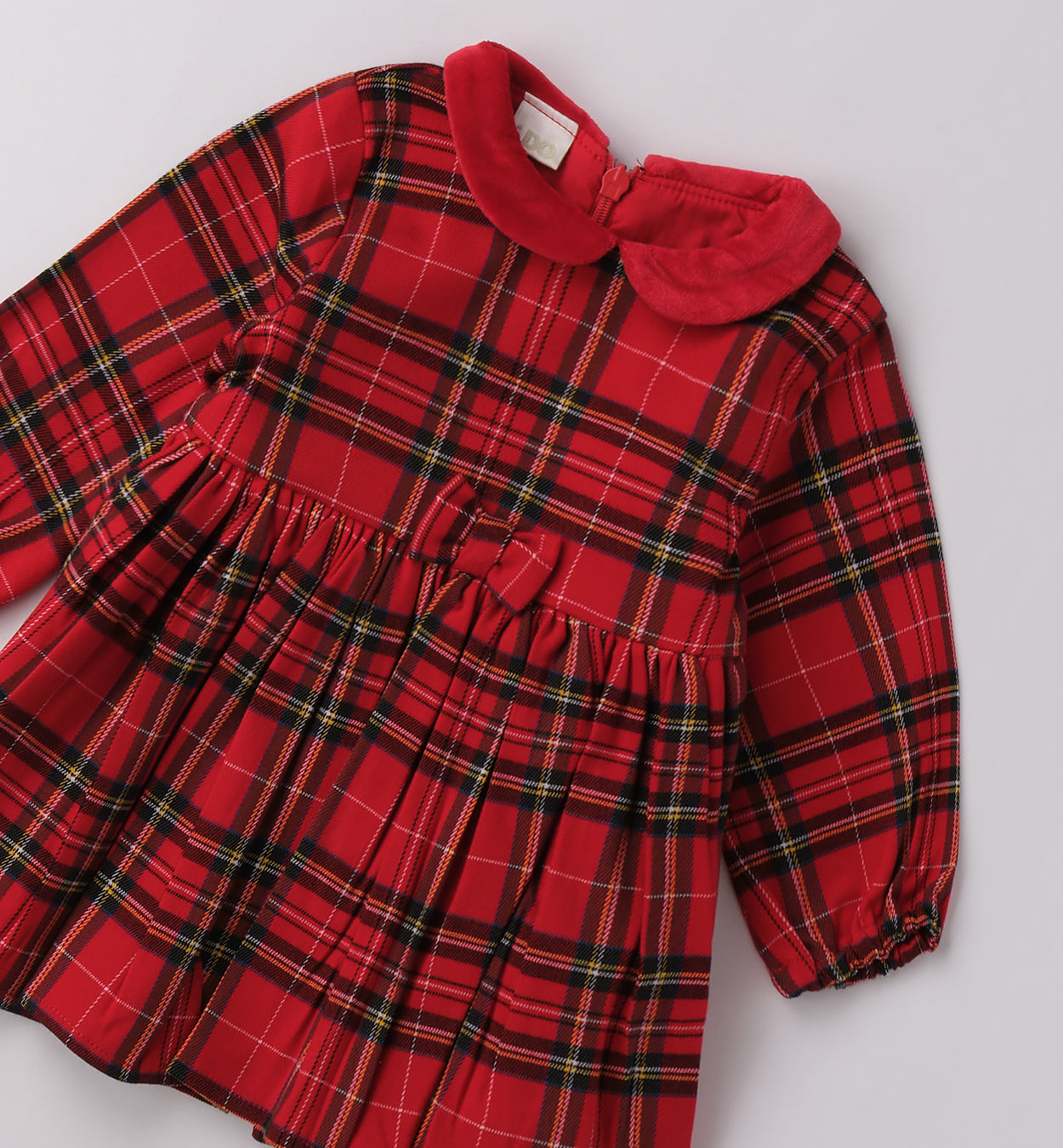 dettaglio fiocco e colletto velluto abito neonata