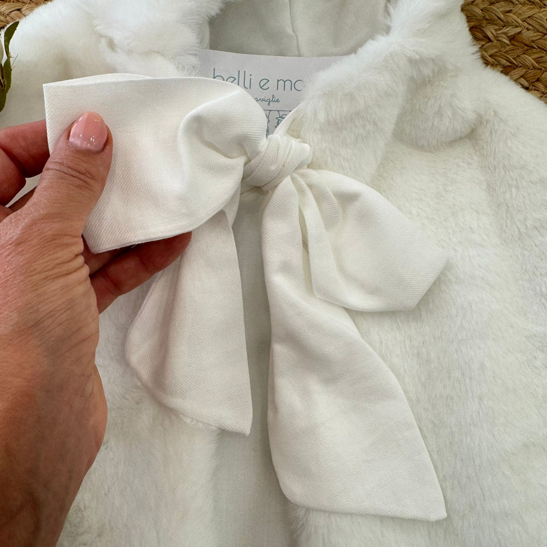 mantellina battesimo bimba in eco pelliccia panna con fiocco