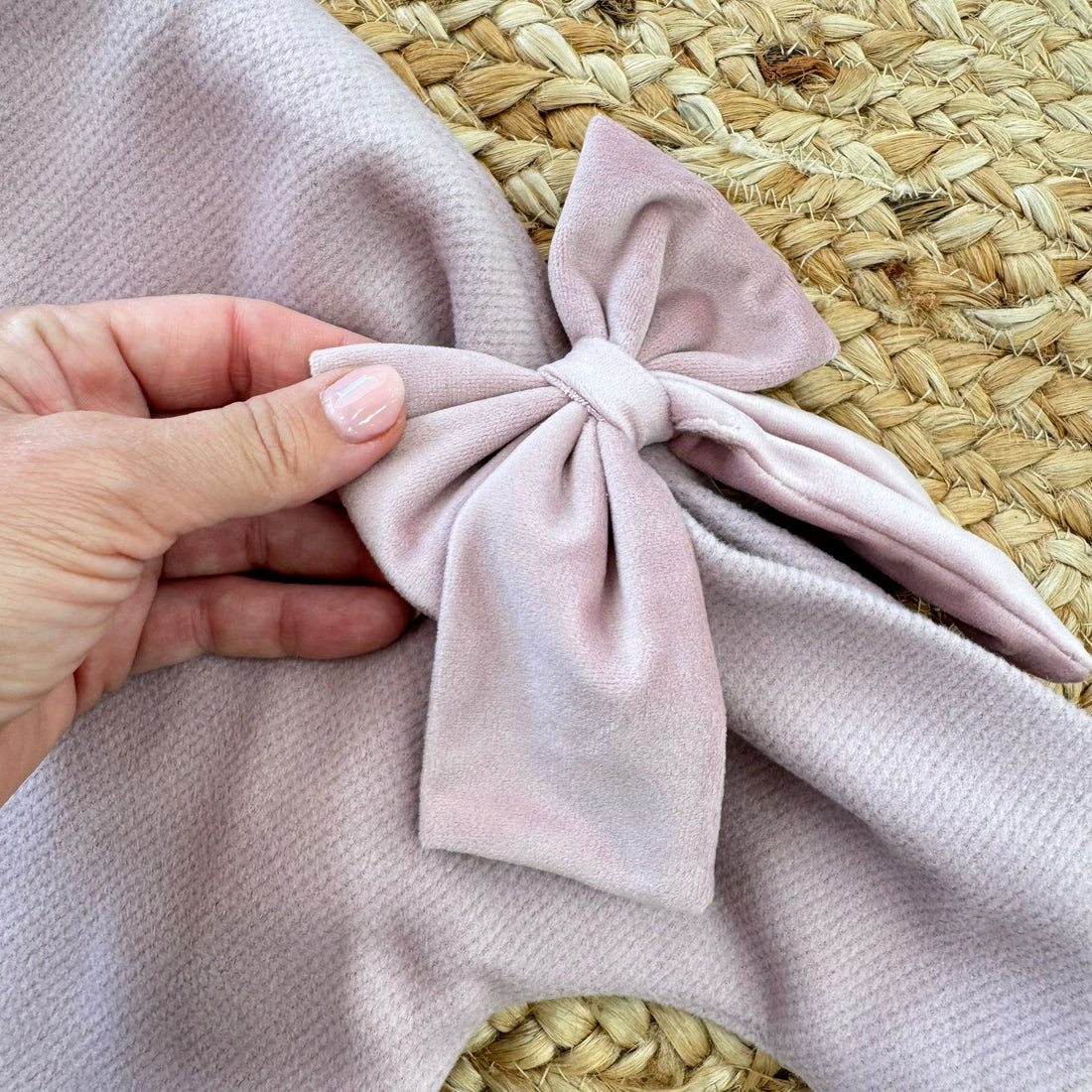 giacchina battesimo bimba velluto rosa cipria con fiocchi sulle spalle
