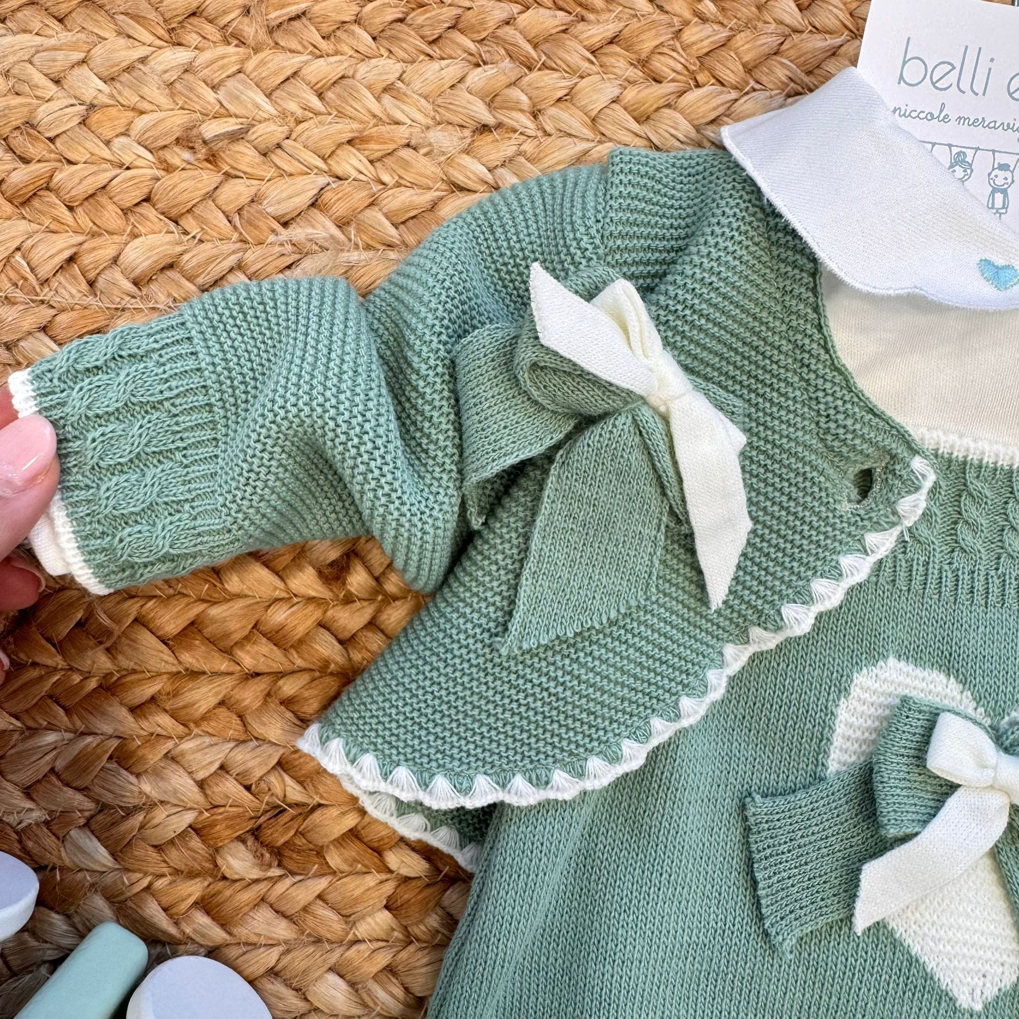 dettaglio fiocco panna su cardigan verde in misto lana per neonata