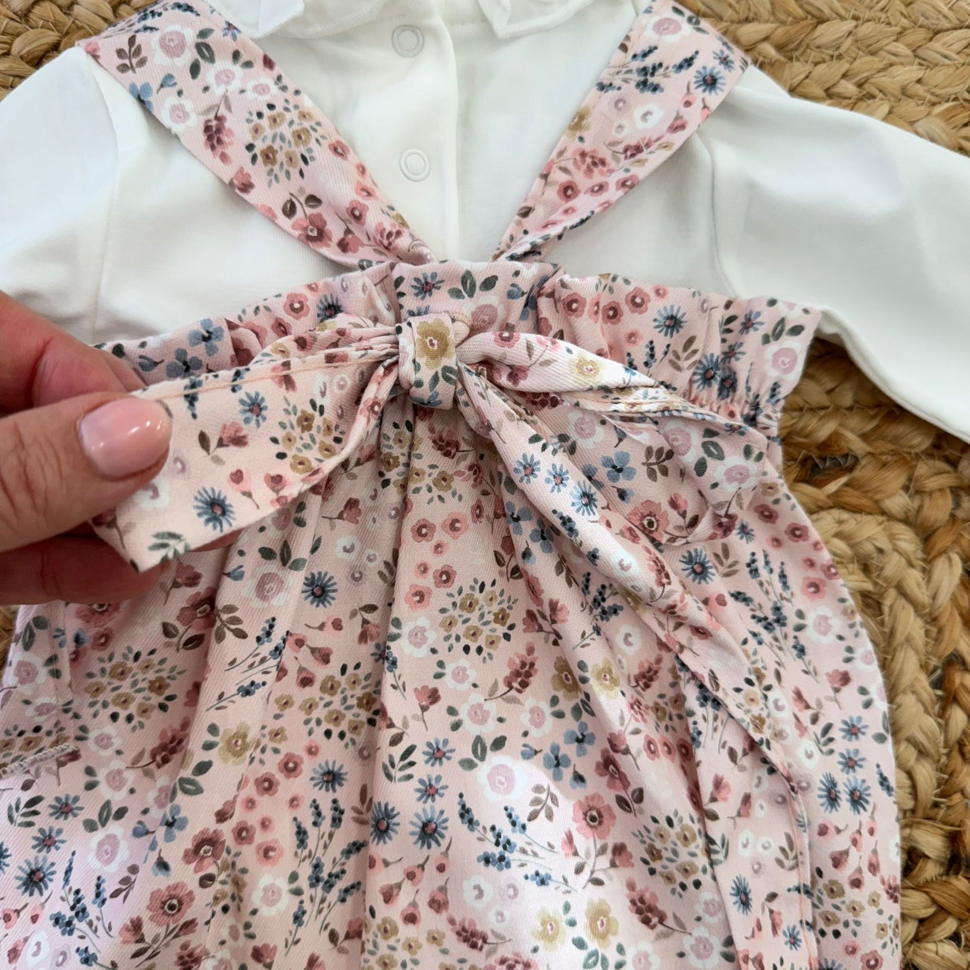 dettaglio fiocco posteriore fantasia floreale