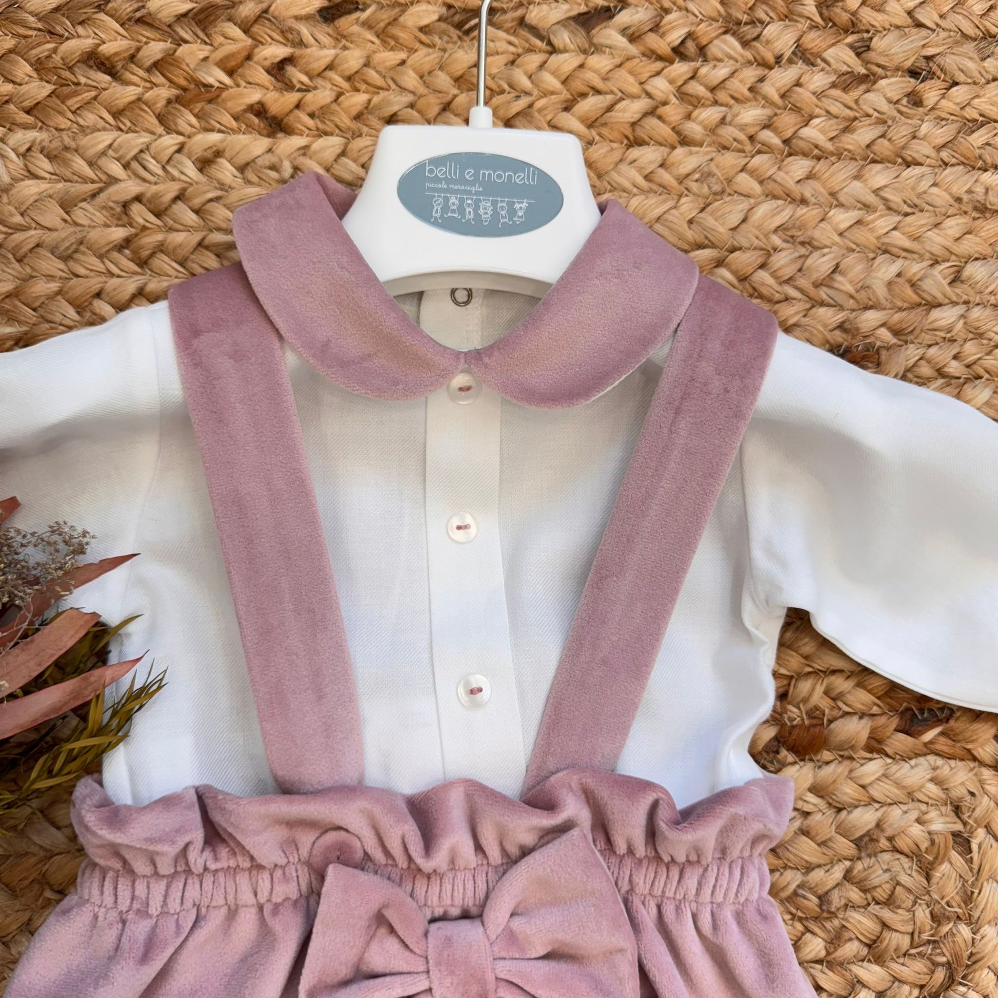 dettaglio fiocco velluto rosa con ricami floreali