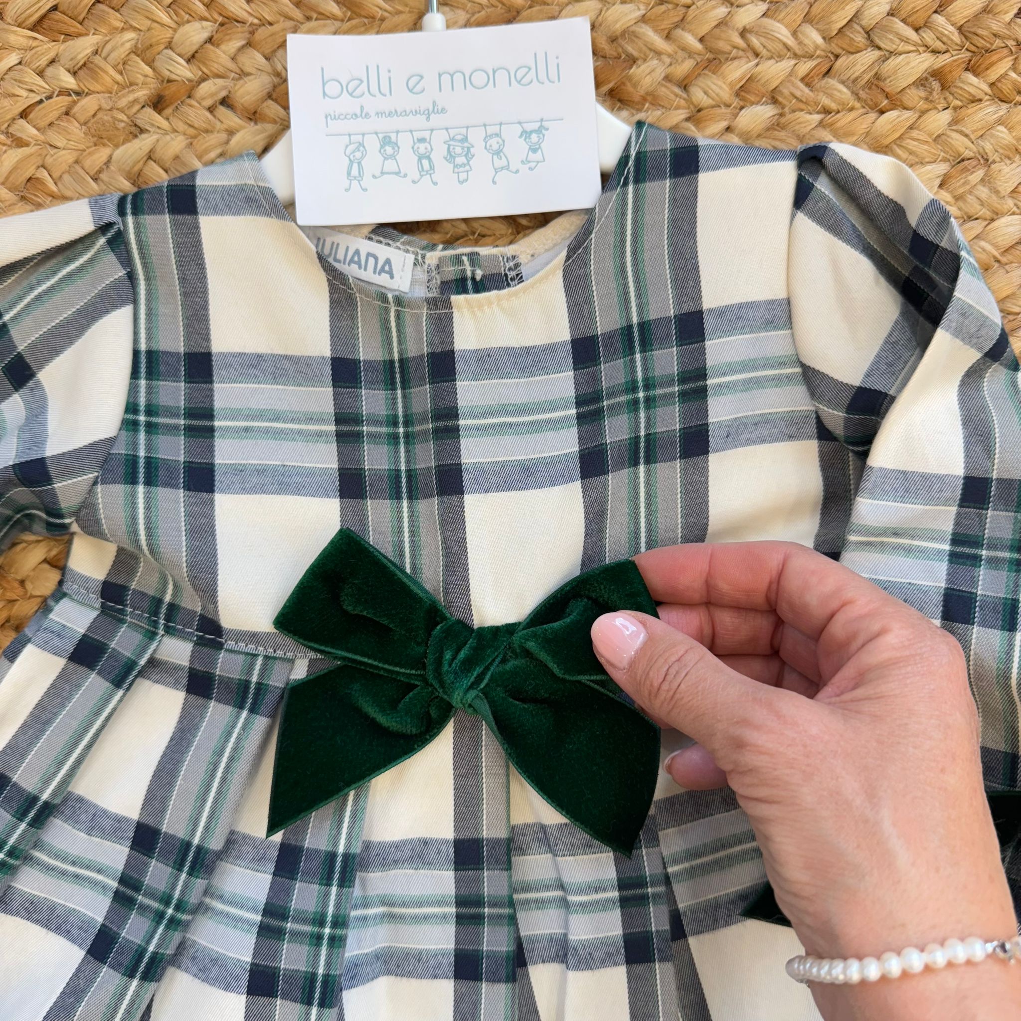 dettaglio fiocco velluto verde bosco su abito natalizio bambina