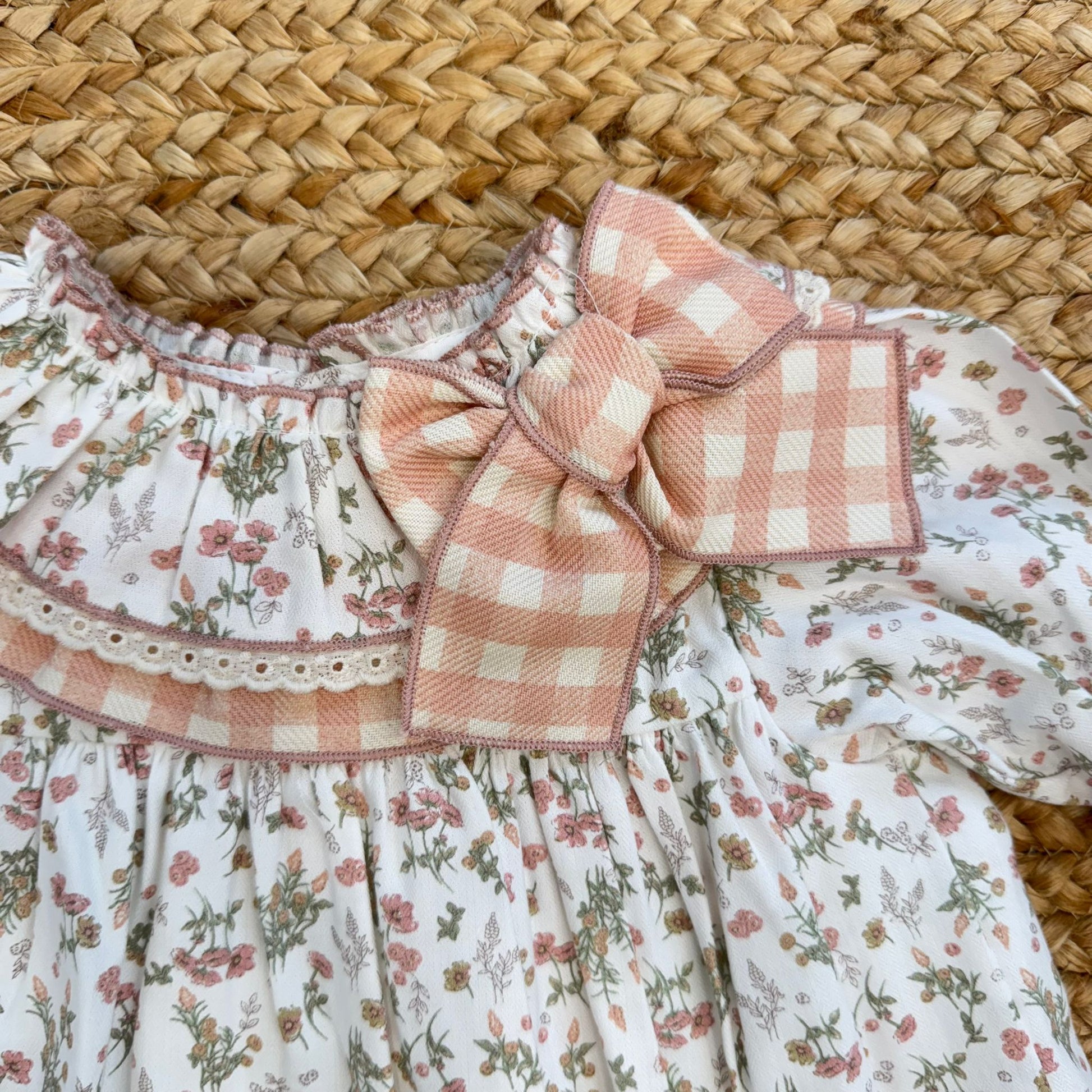 dettaglio fiocco vichy e colletto arricciato abitino bimba