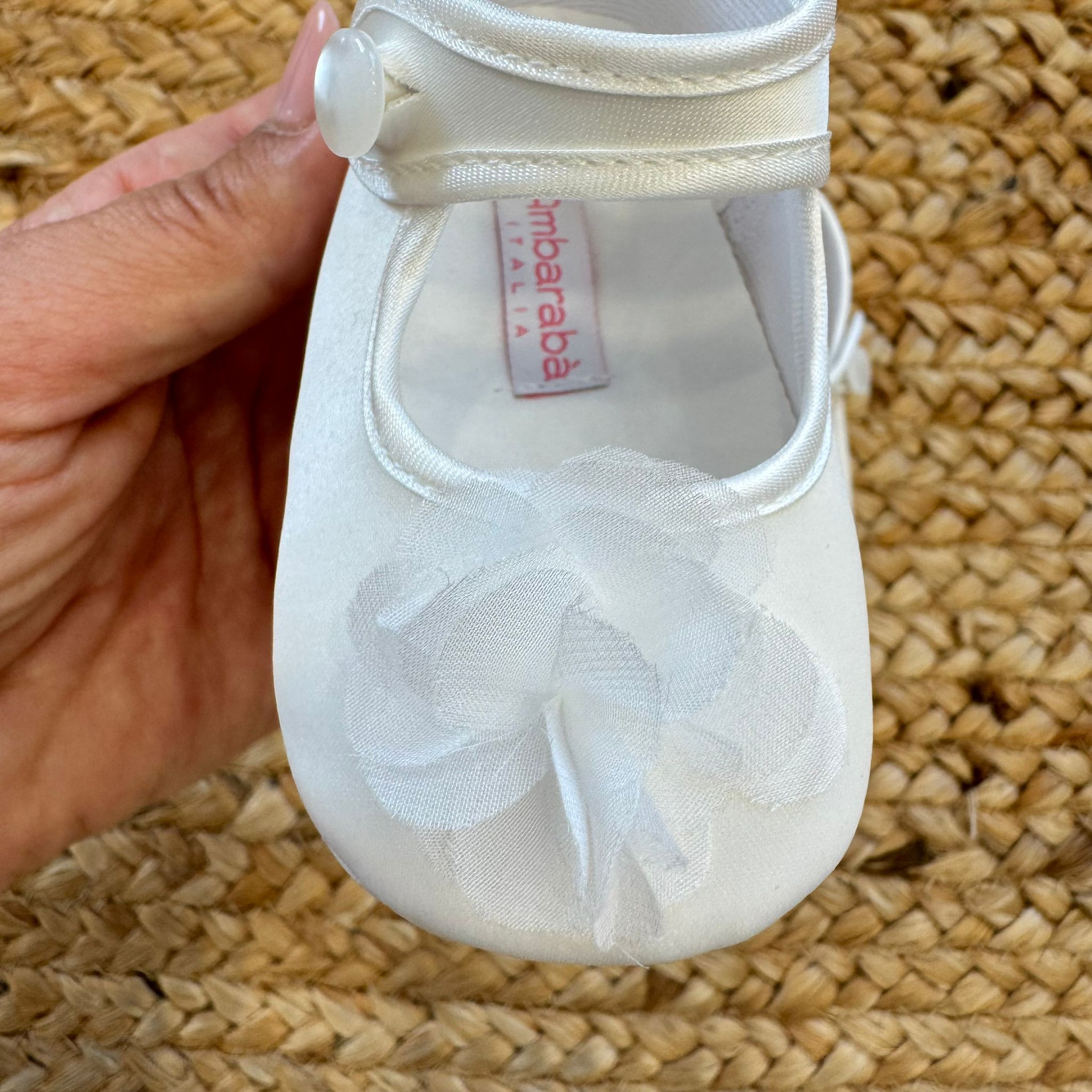 dettaglio fiore organza su scarpina battesimo neonata