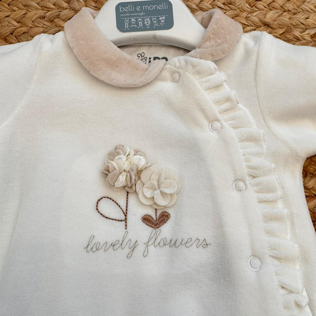 tutina ciniglia panna con fiori applicati per neonata