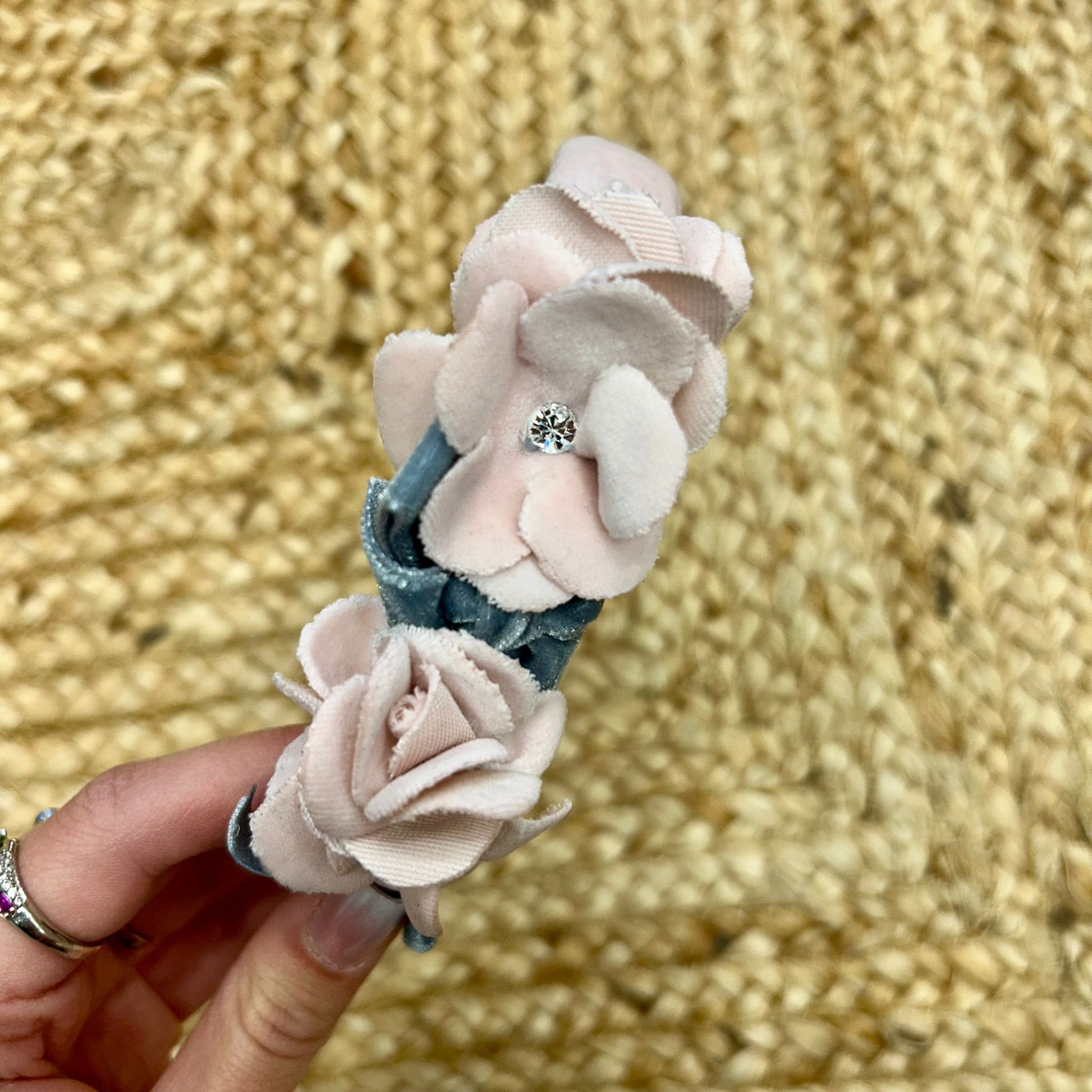 dettaglio fiori cerchietto siena bambina rosa e grigio con punti luce