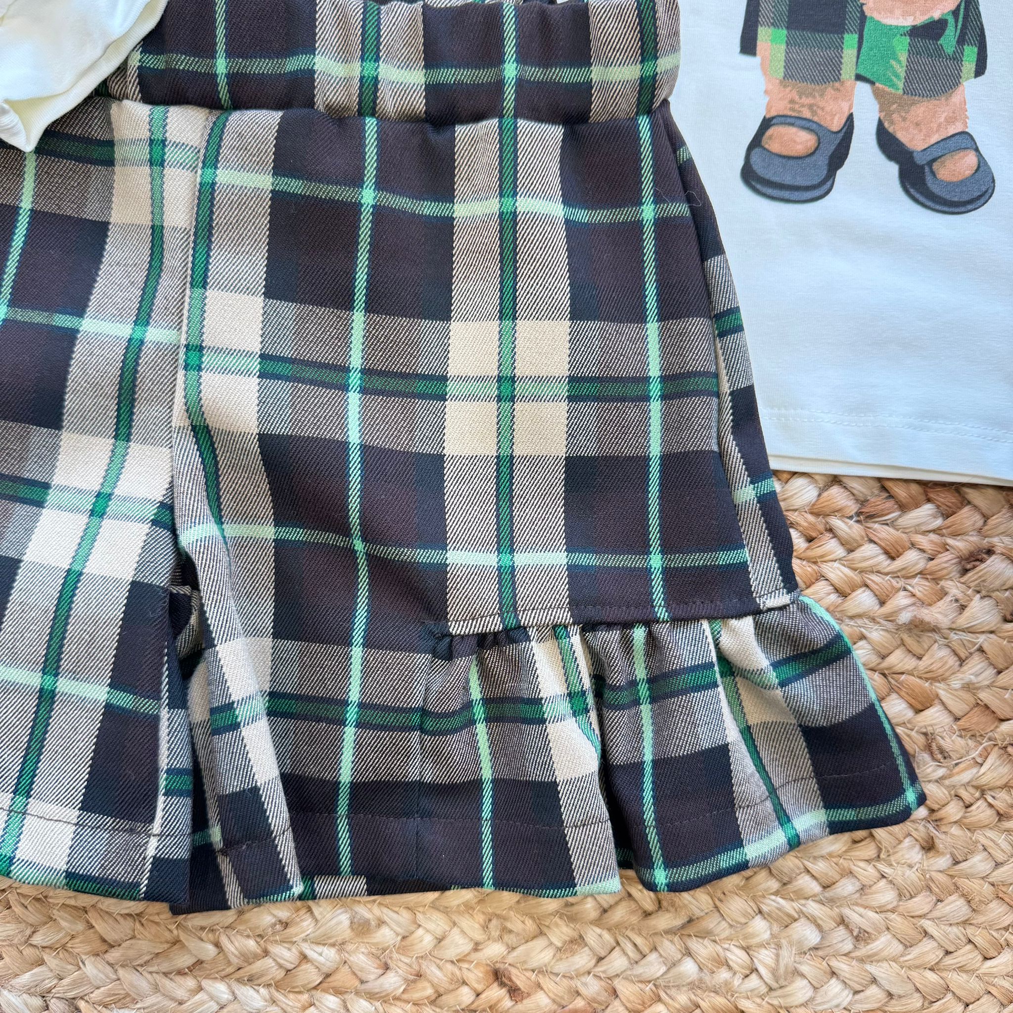 dettaglio gonna pantalone scozzese bambina