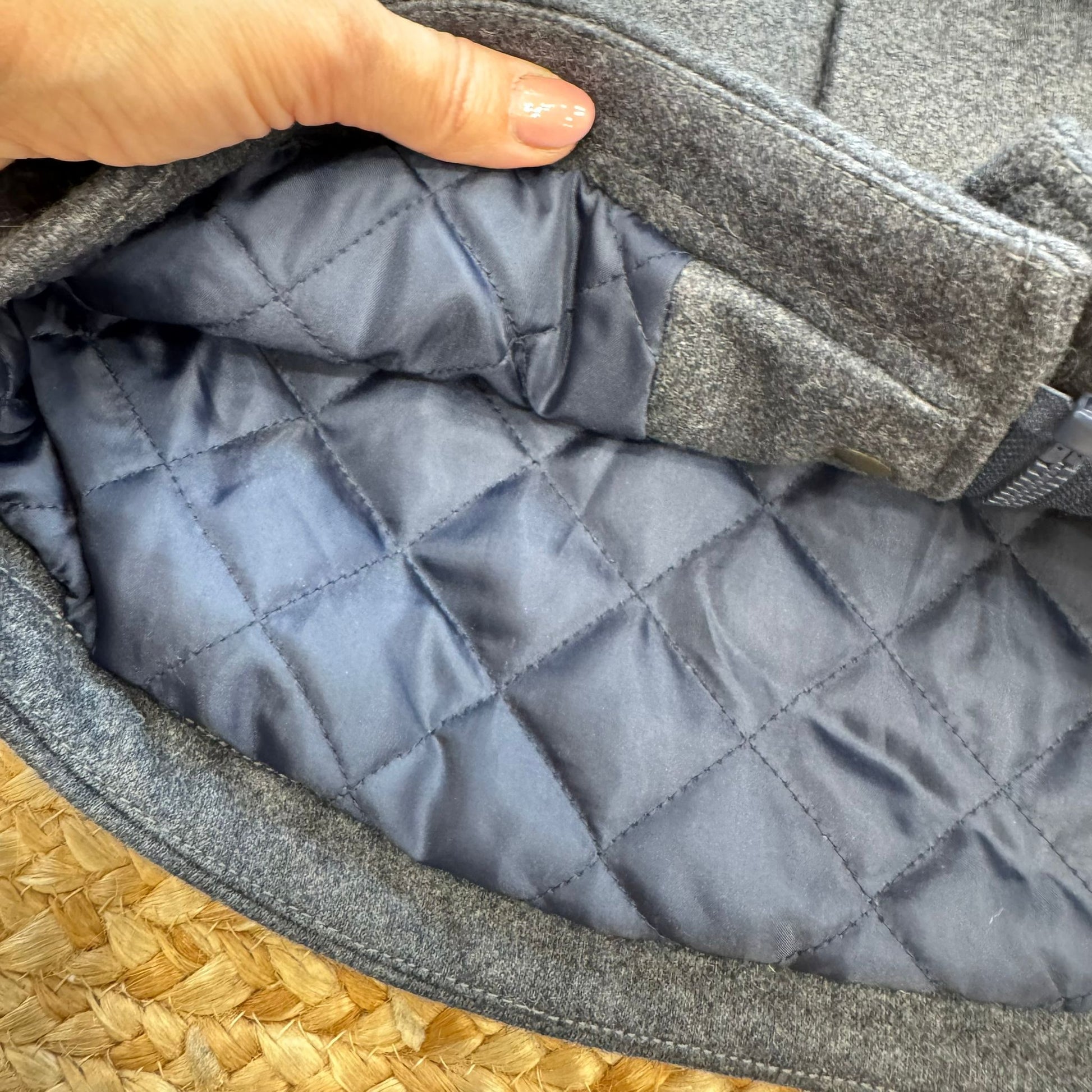 dettaglio interno imbottito trapuntato blu del cappottino bambino grigio antracite