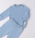 dettaglio maglia azzurra neonato in caldo cotone con bottoni laterali
