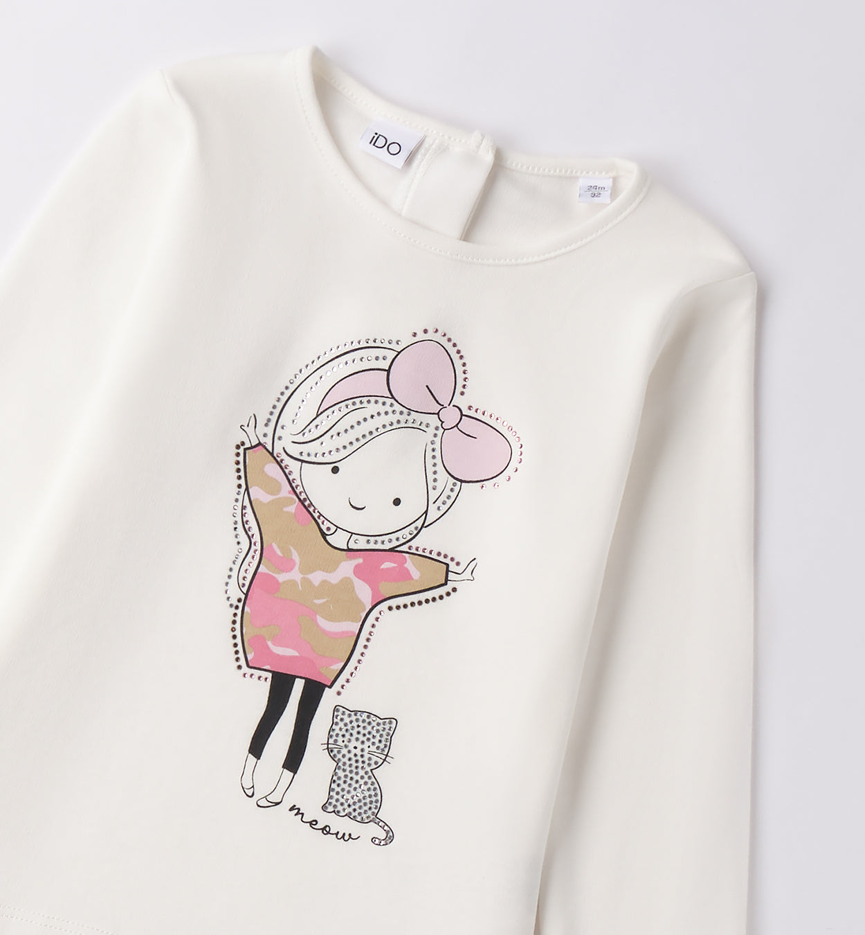 dettaglio maglia bambina stampa girl con fiocco rosa