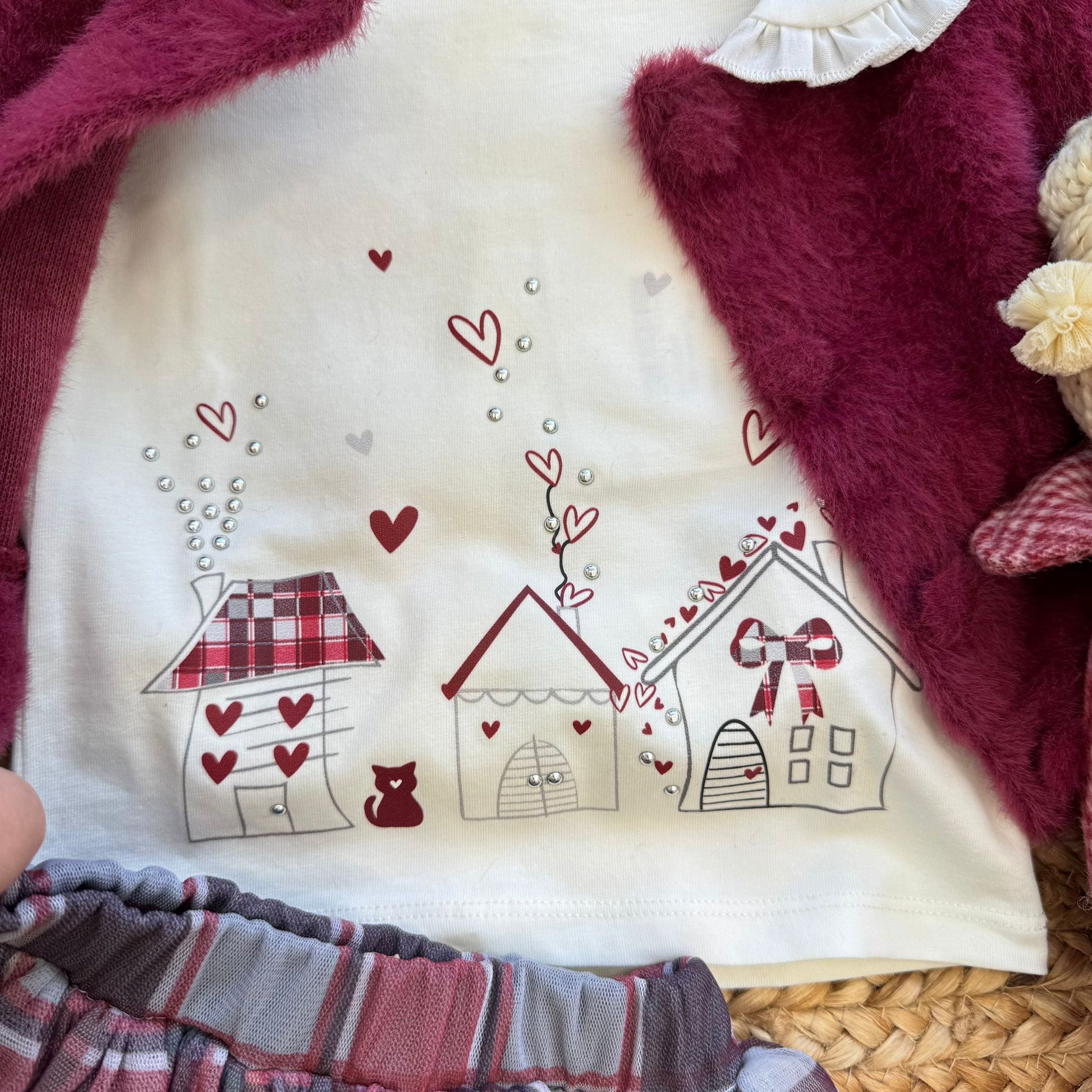 dettaglio maglia bianca con stampa casette e strass