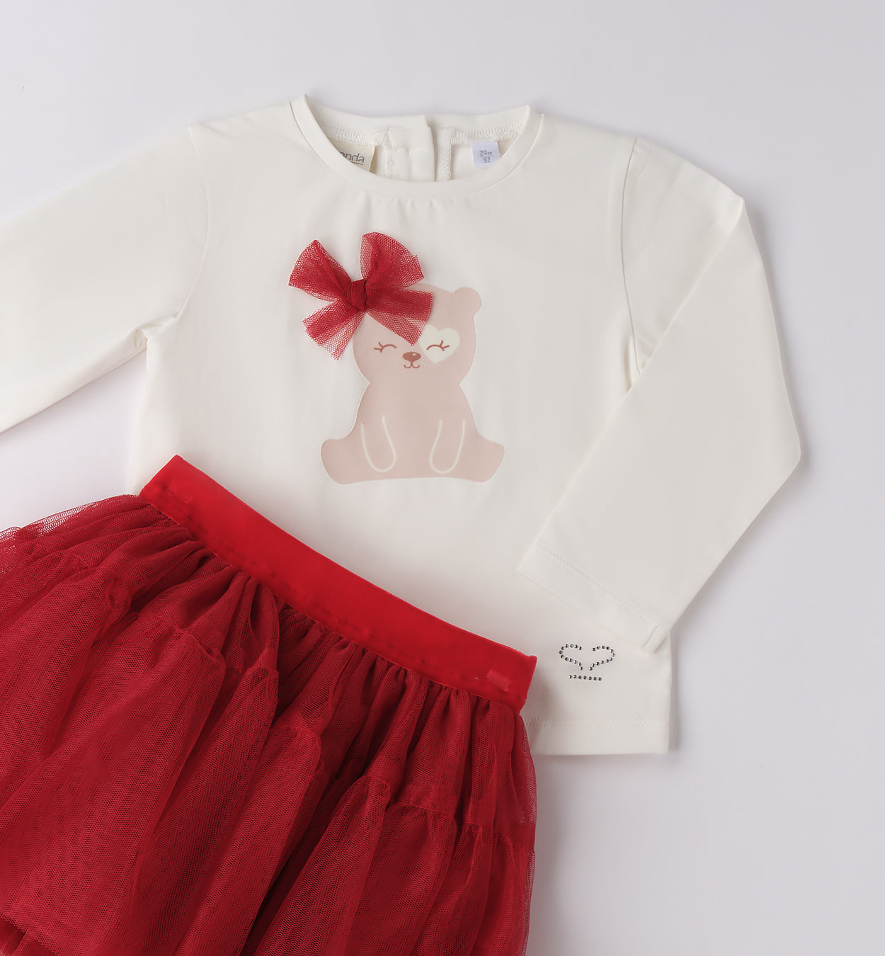 dettaglio maglia con orsetto e fiocco rosso