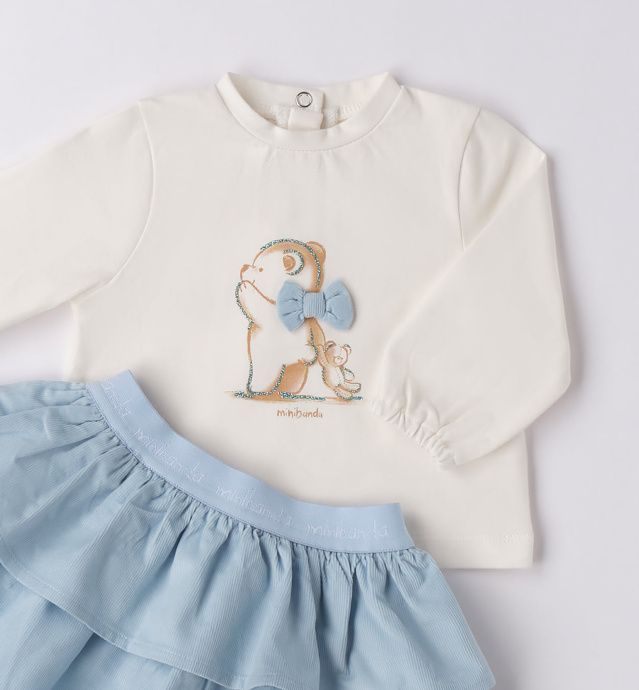 dettaglio maglia con stampa orsetto e fiocco applicato