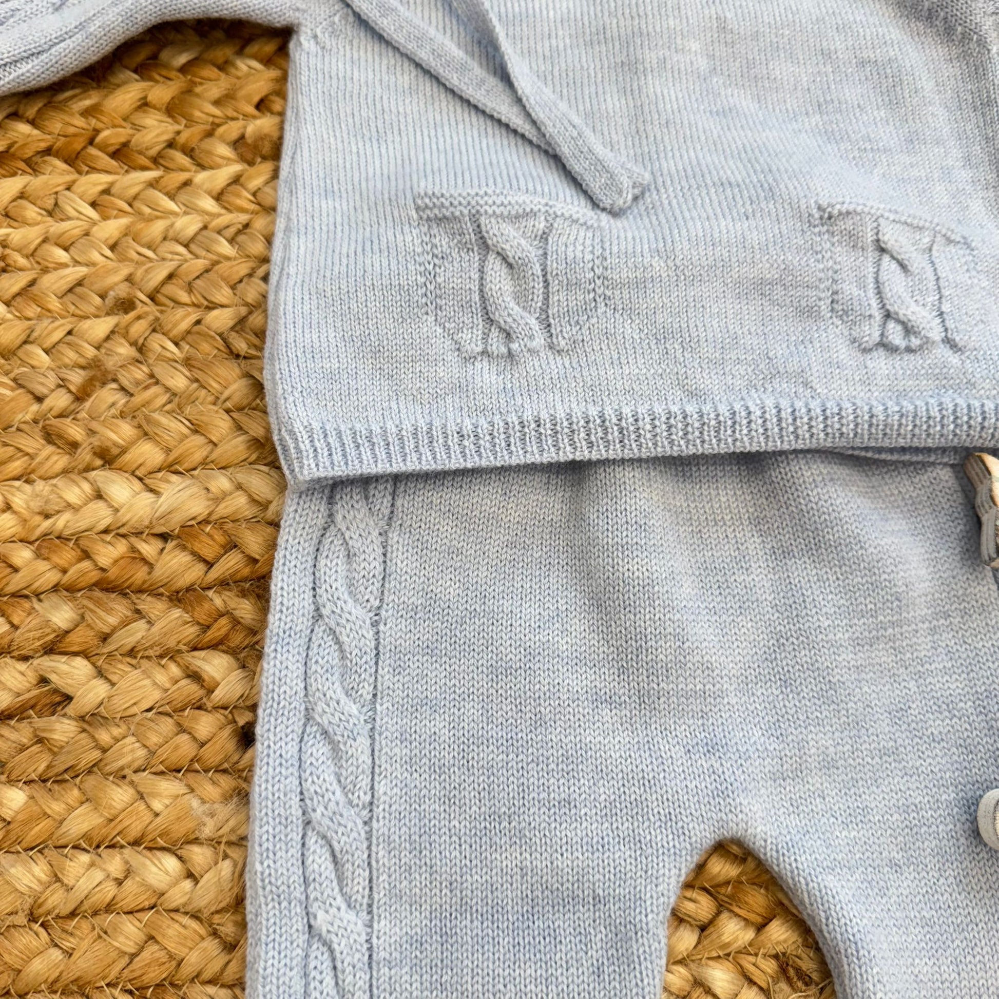 dettaglio maglia e pantalone neonato azzurro