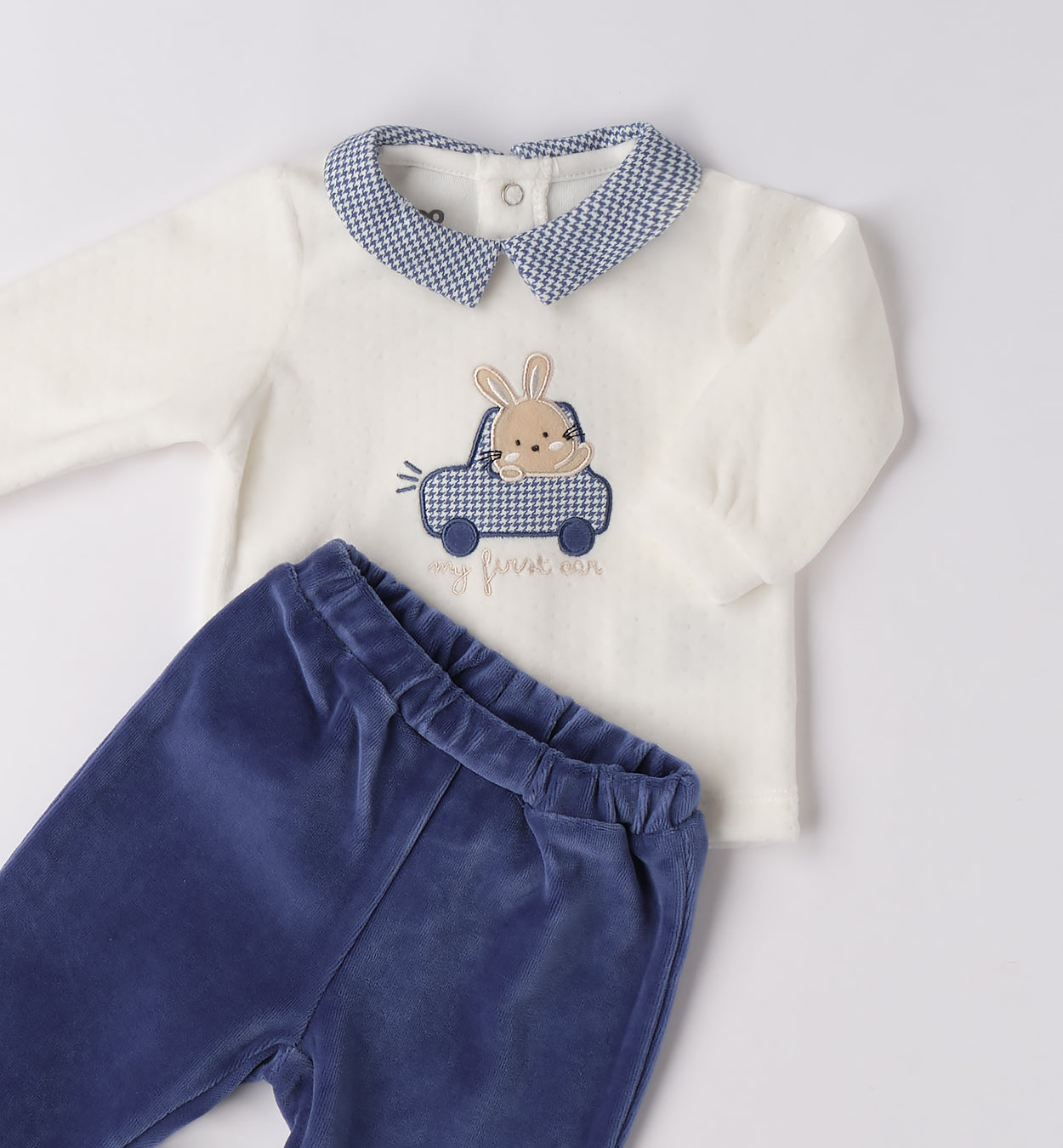 dettaglio maglia e pantalone tutina ciniglia neonato con colletto vichy