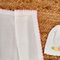 dettaglio maglia neonata con colletto e ricamo floreale