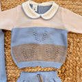dettaglio maglia neonato con ricamo cuori a mano e colletto bianco
