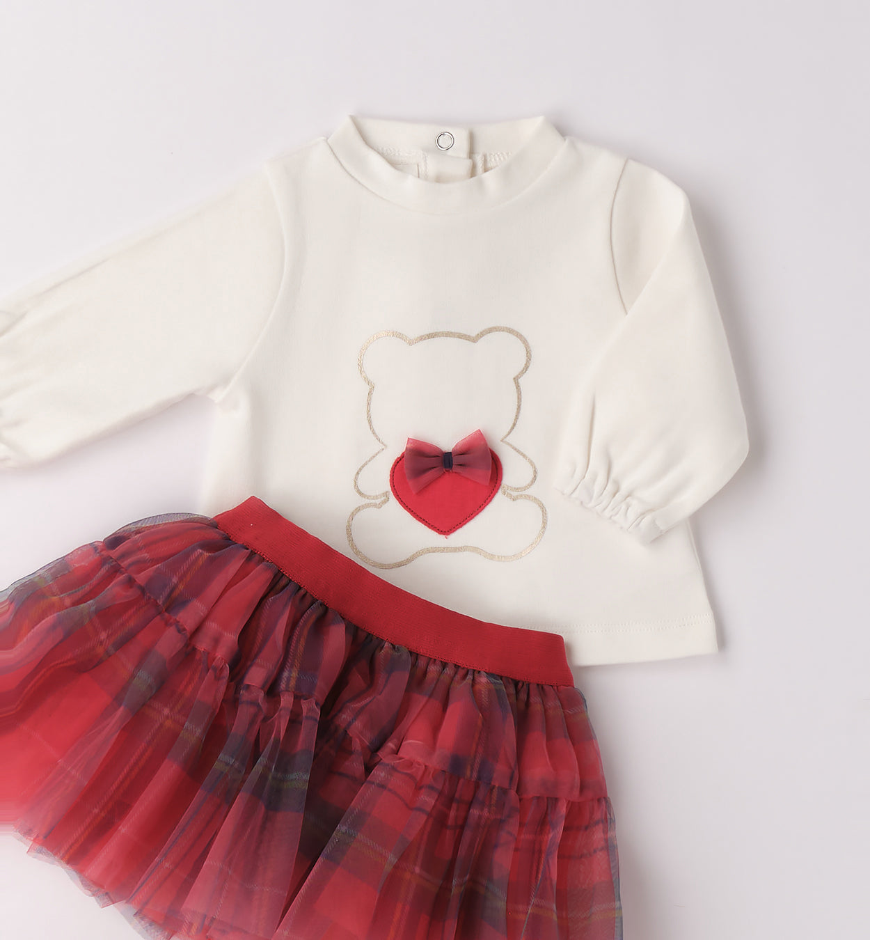 dettaglio maglia orsetto con cuore rosso e fiocchetto