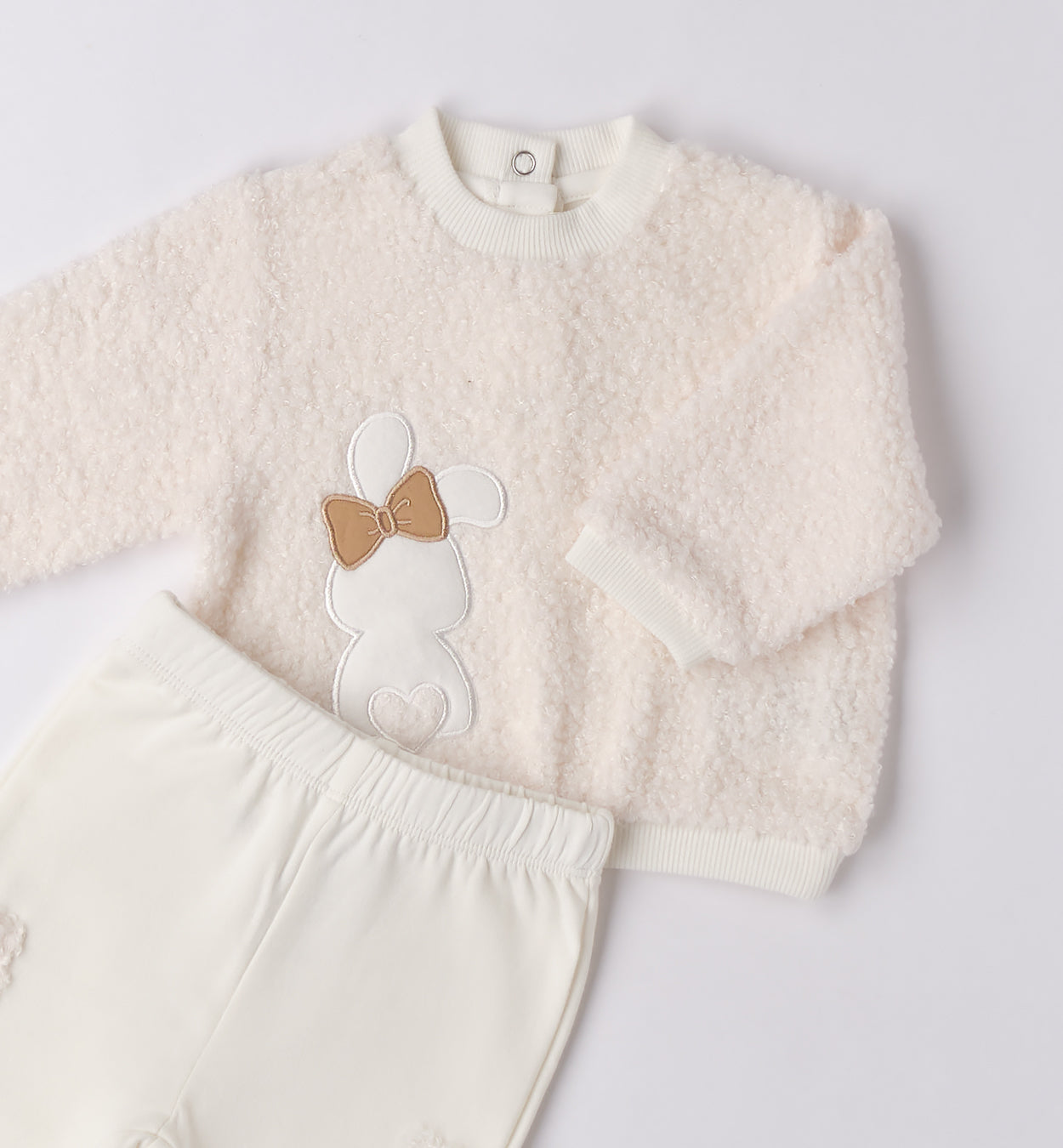 dettaglio maglia panna con coniglio applicato e fiocco beige