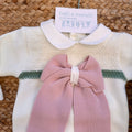 dettaglio maglia panna con fascia verde e fiocco rosa in misto lana