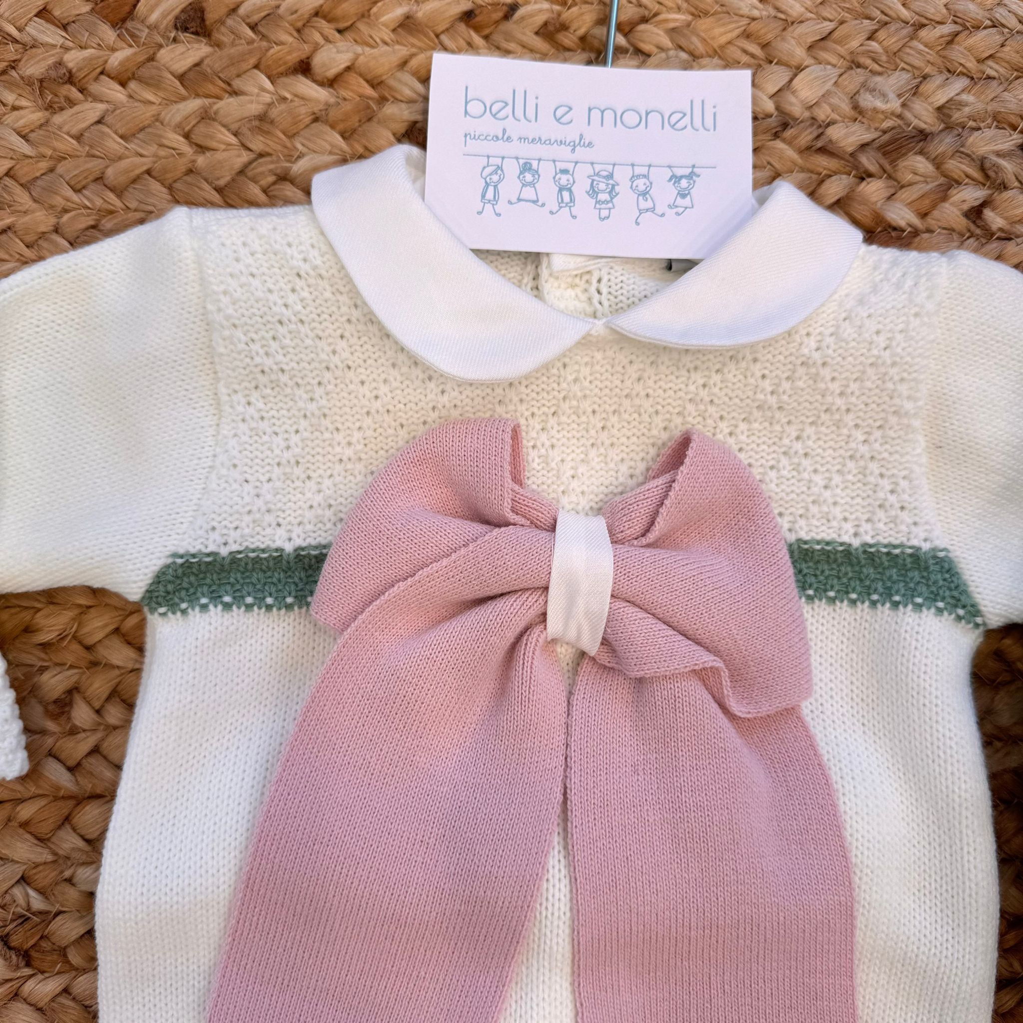 dettaglio maglia panna con fascia verde e fiocco rosa in misto lana