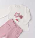 dettaglio maglia panna con fiori e pantalone rosa micro quadretti neonata