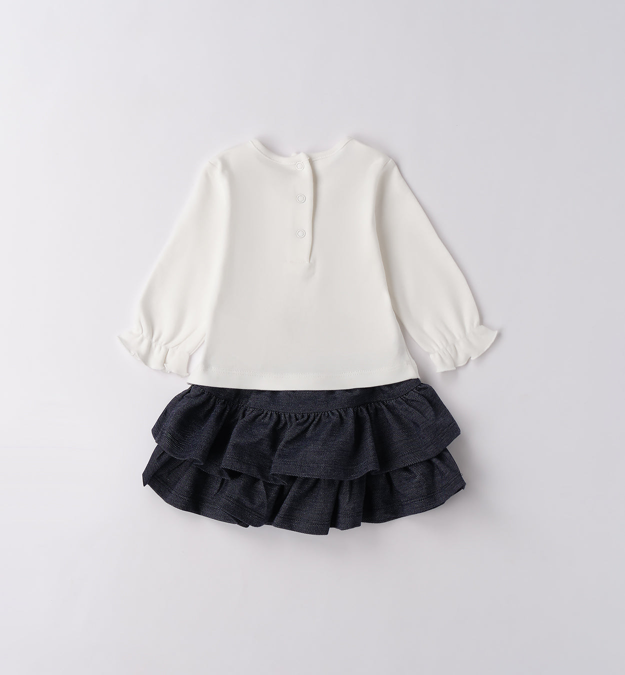 dettaglio maglia panna con orsetto e gonna blu neonata