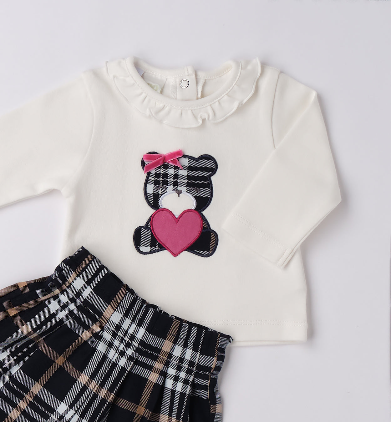 dettaglio maglia panna con orsetto e pantaloncini quadri neonata