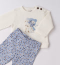 dettaglio maglia panna con orsetto e pantalone fantasia azzurro neonata
