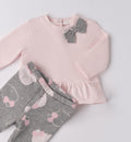 dettaglio maglia rosa neonata con fiocco e volant abbinata a pantalone fantasia orsetti