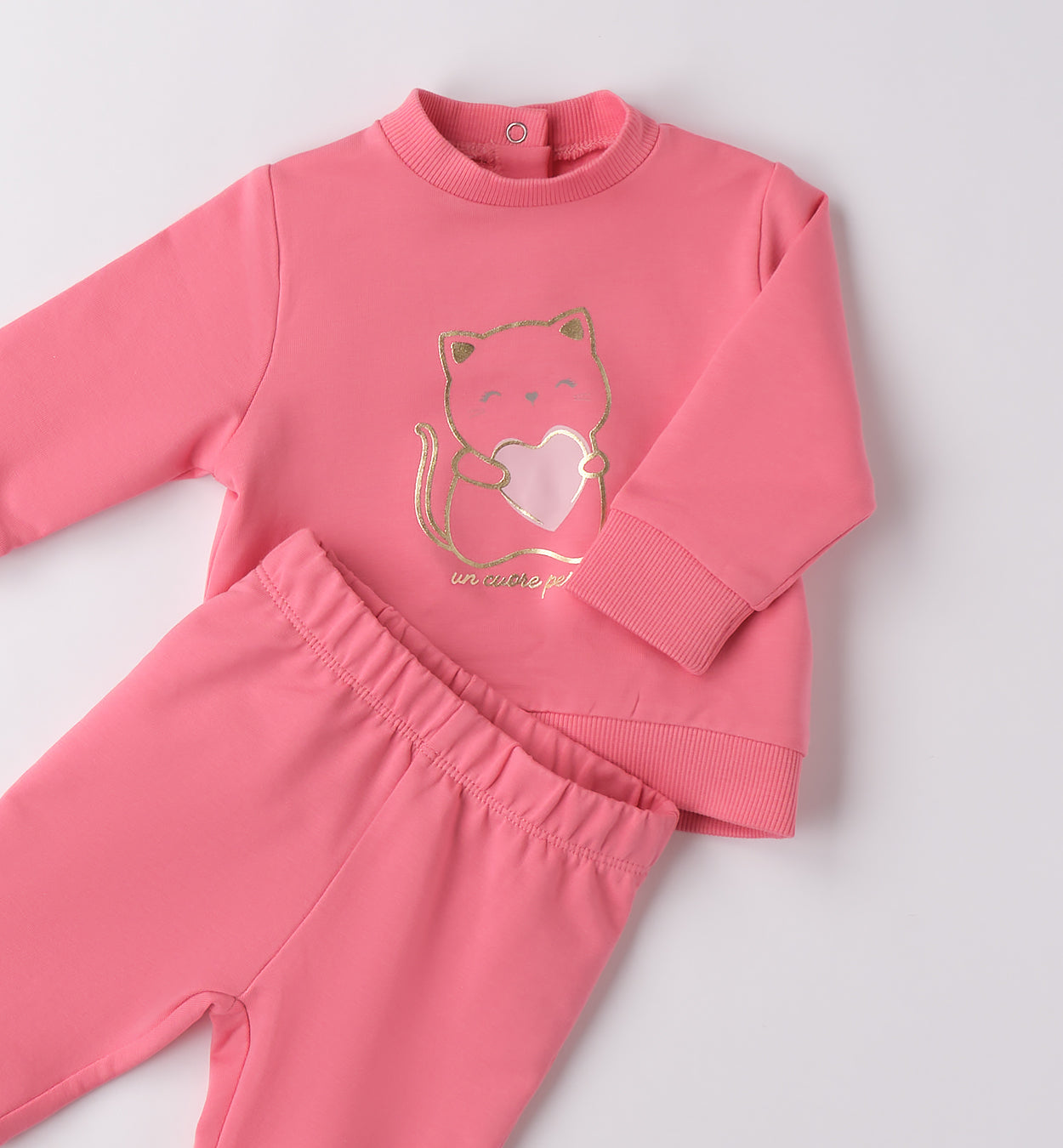 dettaglio maglia rosa neonata con gattino ricamato e cuore