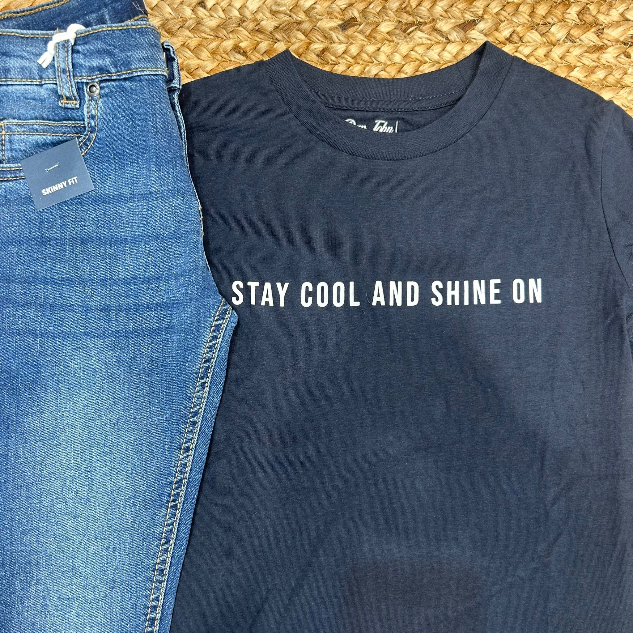 primo piano della maglietta con scritta bianca e jeans skinny fit
